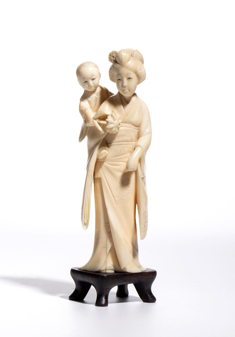 Okimono giapponese, figura femminile con bambino in avorio (periodo Meiji)