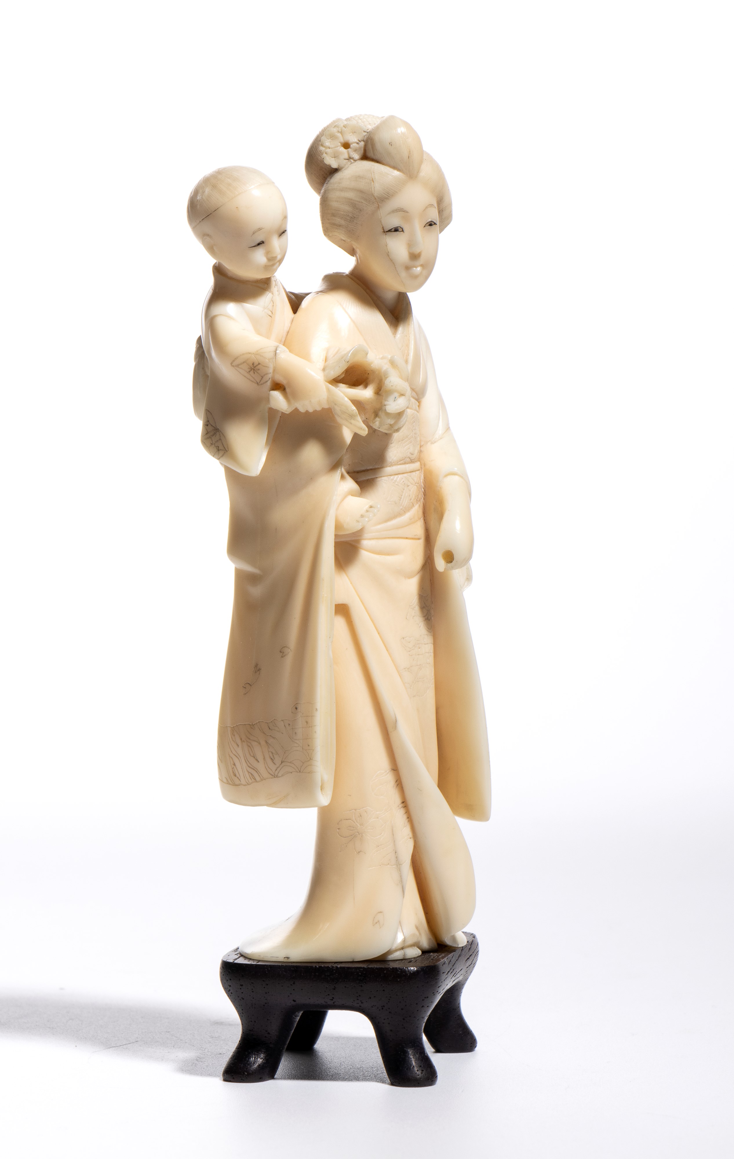 Okimono giapponese, figura femminile con bambino in avorio (periodo Meiji)