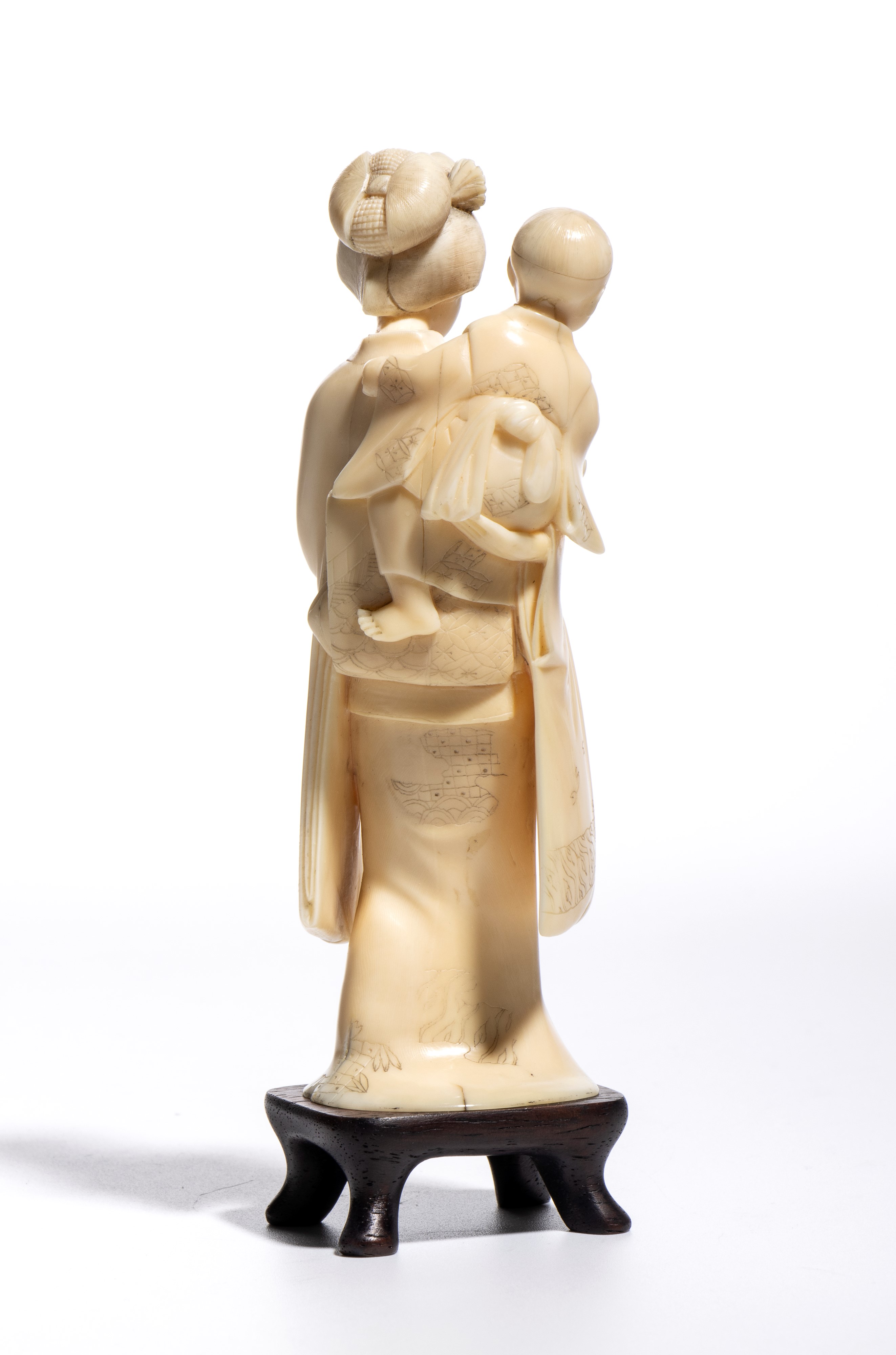 Okimono giapponese, figura femminile con bambino in avorio (periodo Meiji)