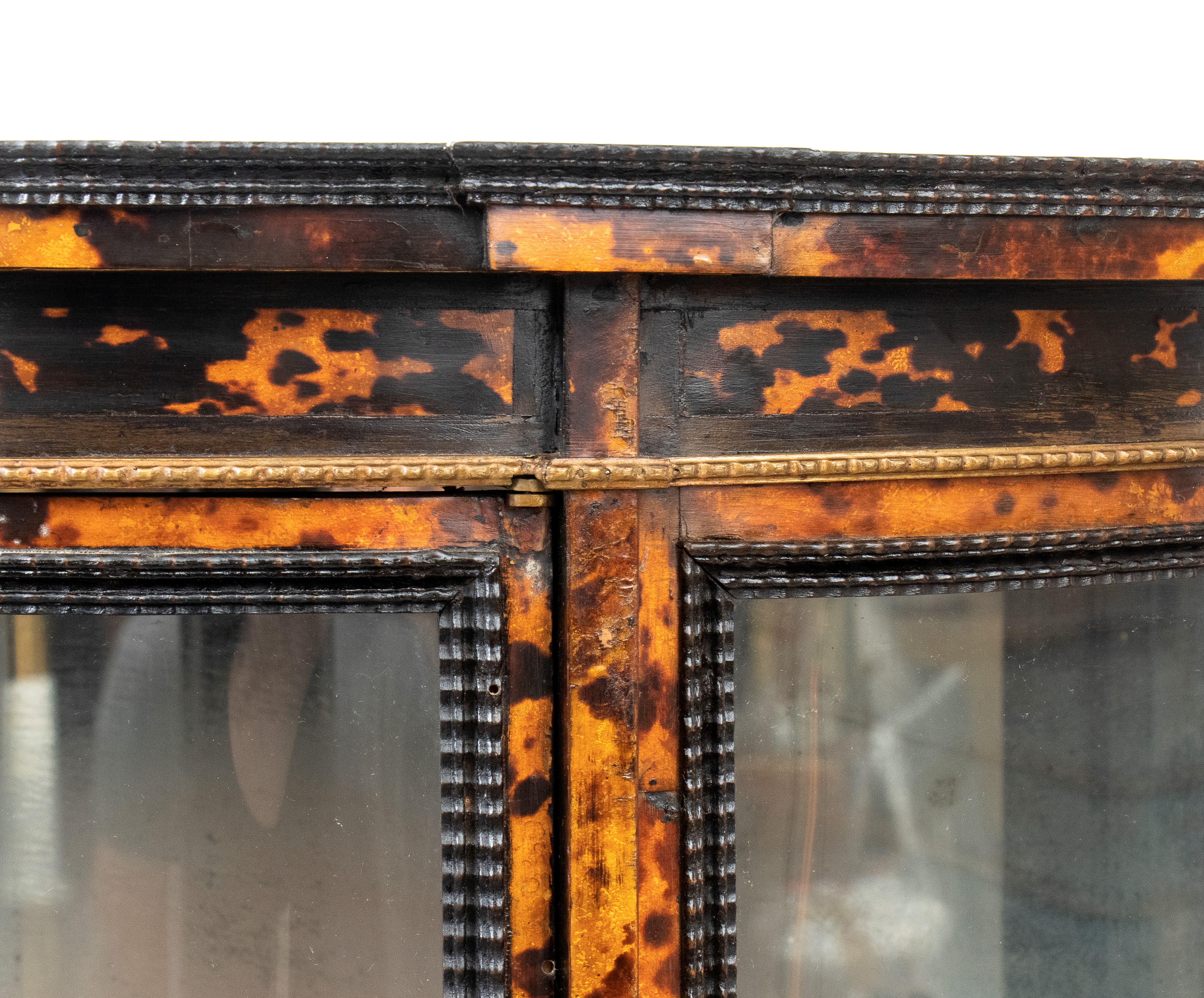 Vetrina italiana in tartaruga stile Luigi XV