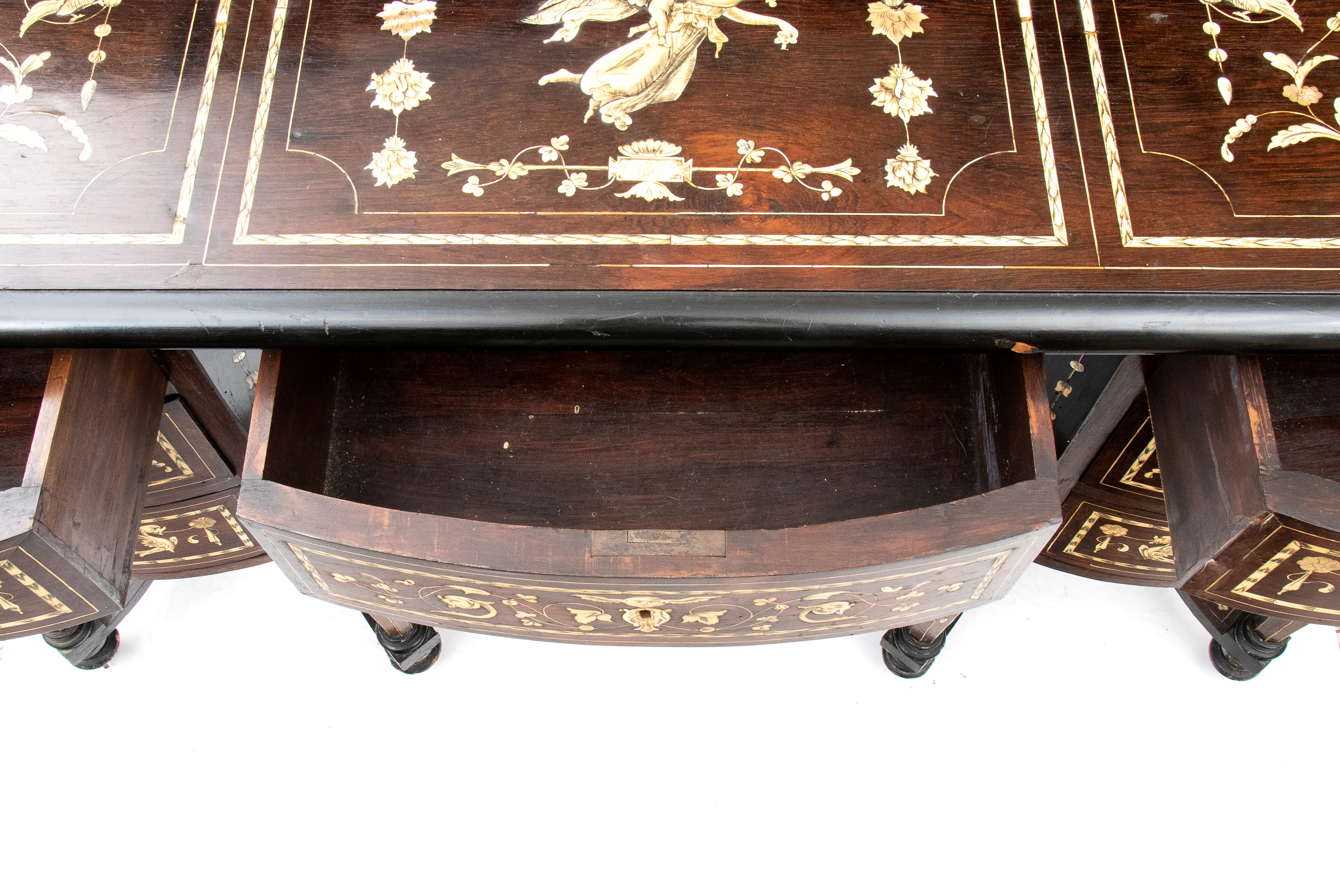 Scrivania Mazzarino intarsiata in avorio