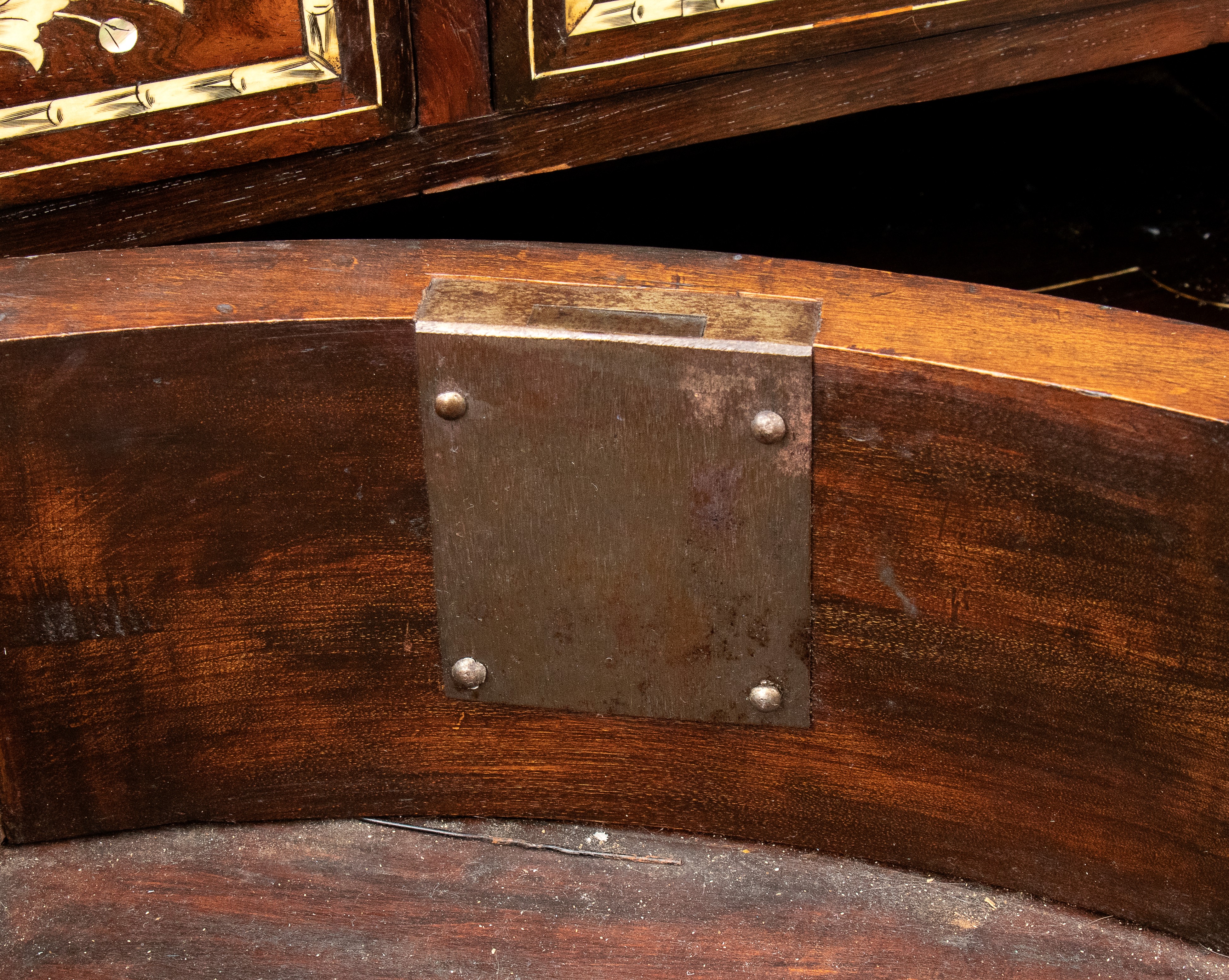 Scrivania Mazzarino intarsiata in avorio