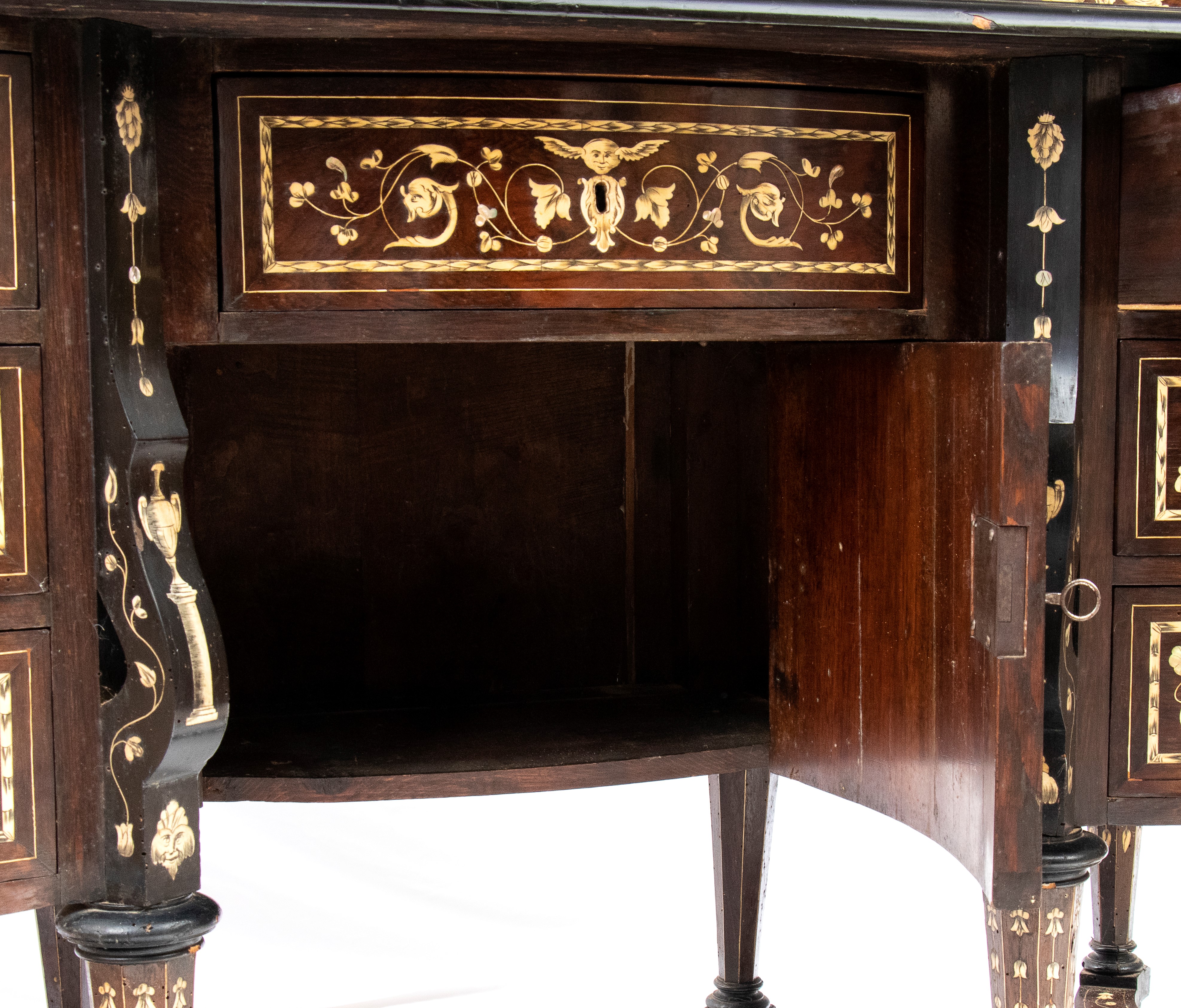 Scrivania Mazzarino intarsiata in avorio