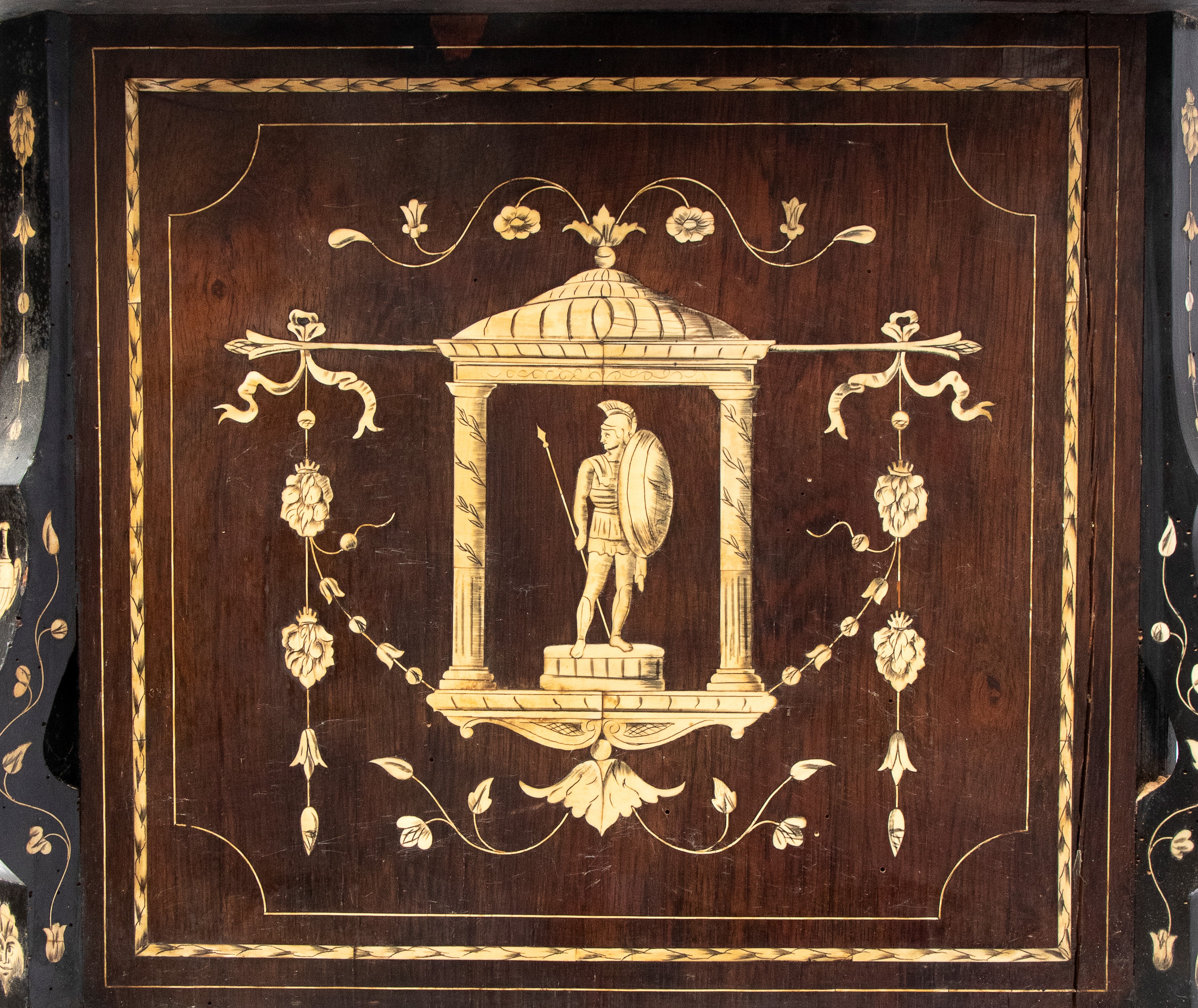 Scrivania Mazzarino intarsiata in avorio