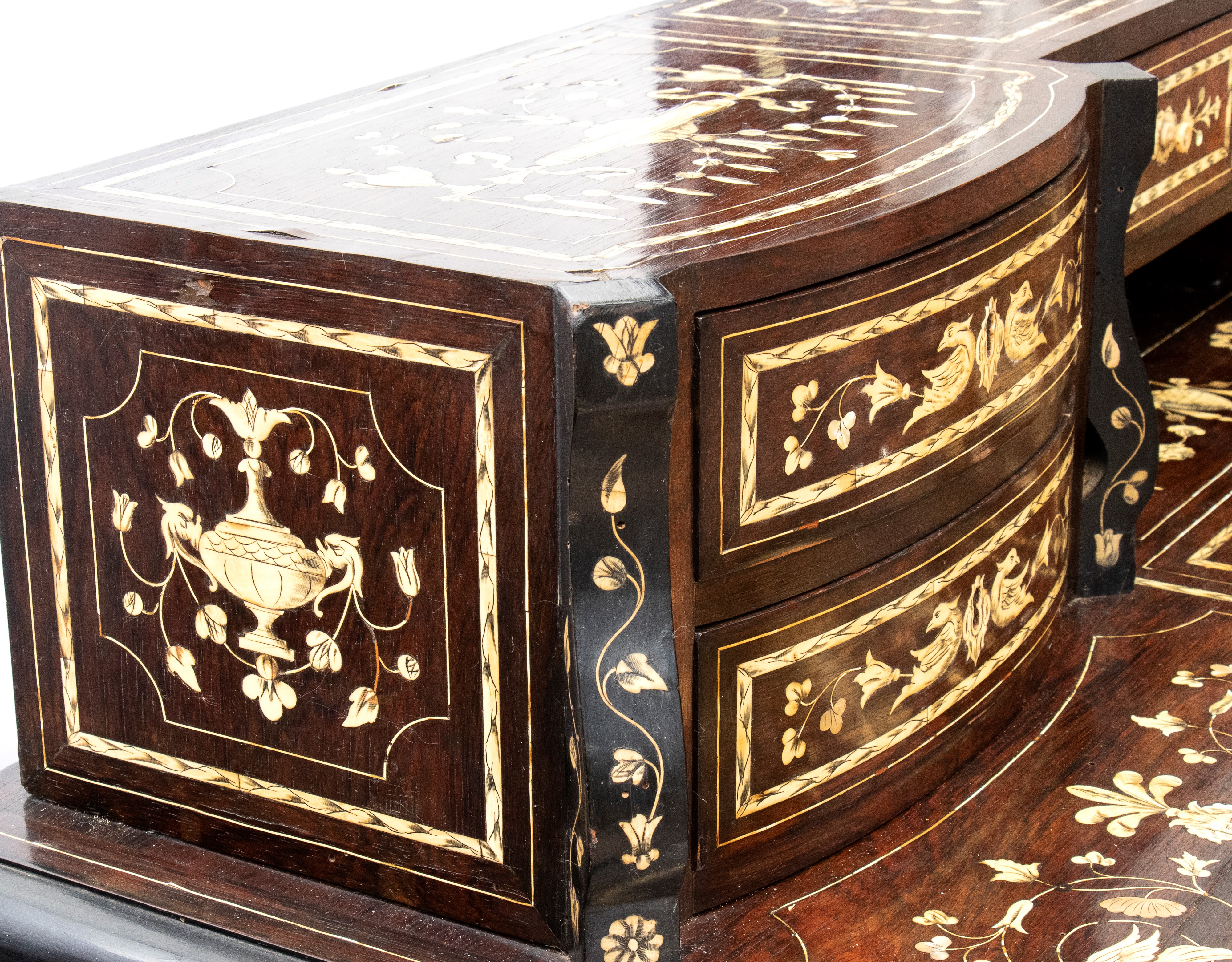 Scrivania Mazzarino intarsiata in avorio