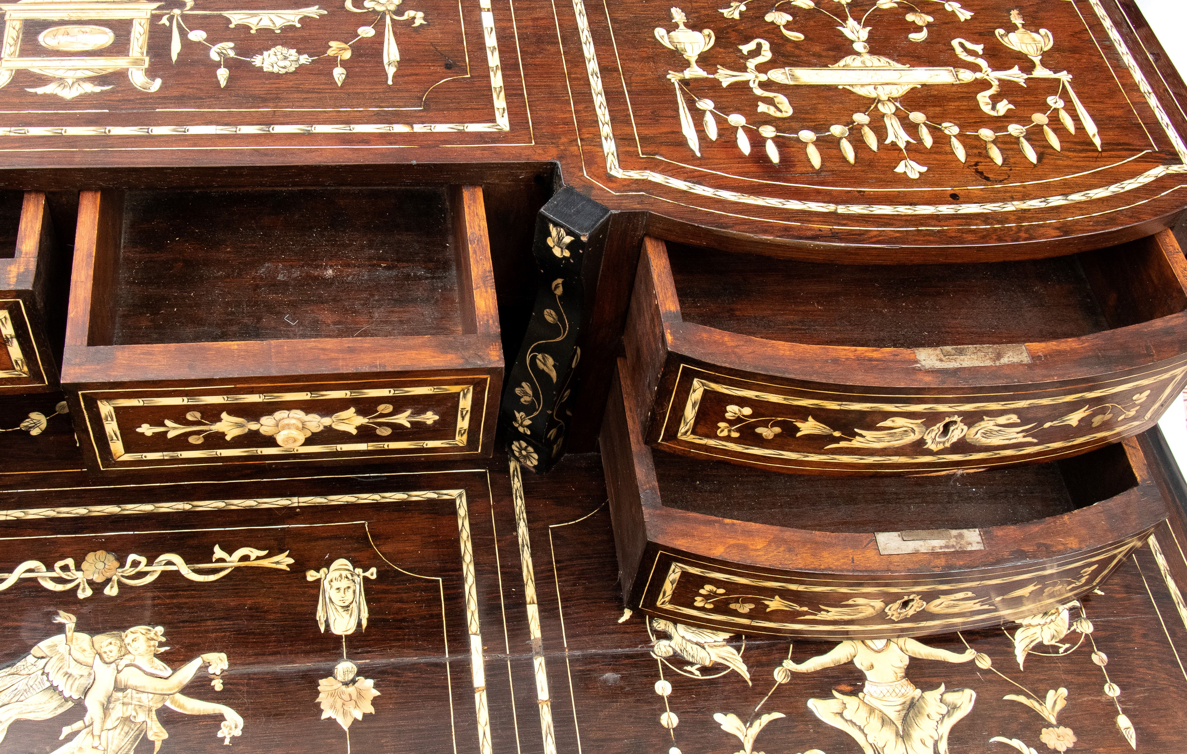 Scrivania Mazzarino intarsiata in avorio