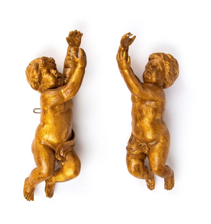 Coppia di putti dorati italiani, XVIII secolo, legno dorato