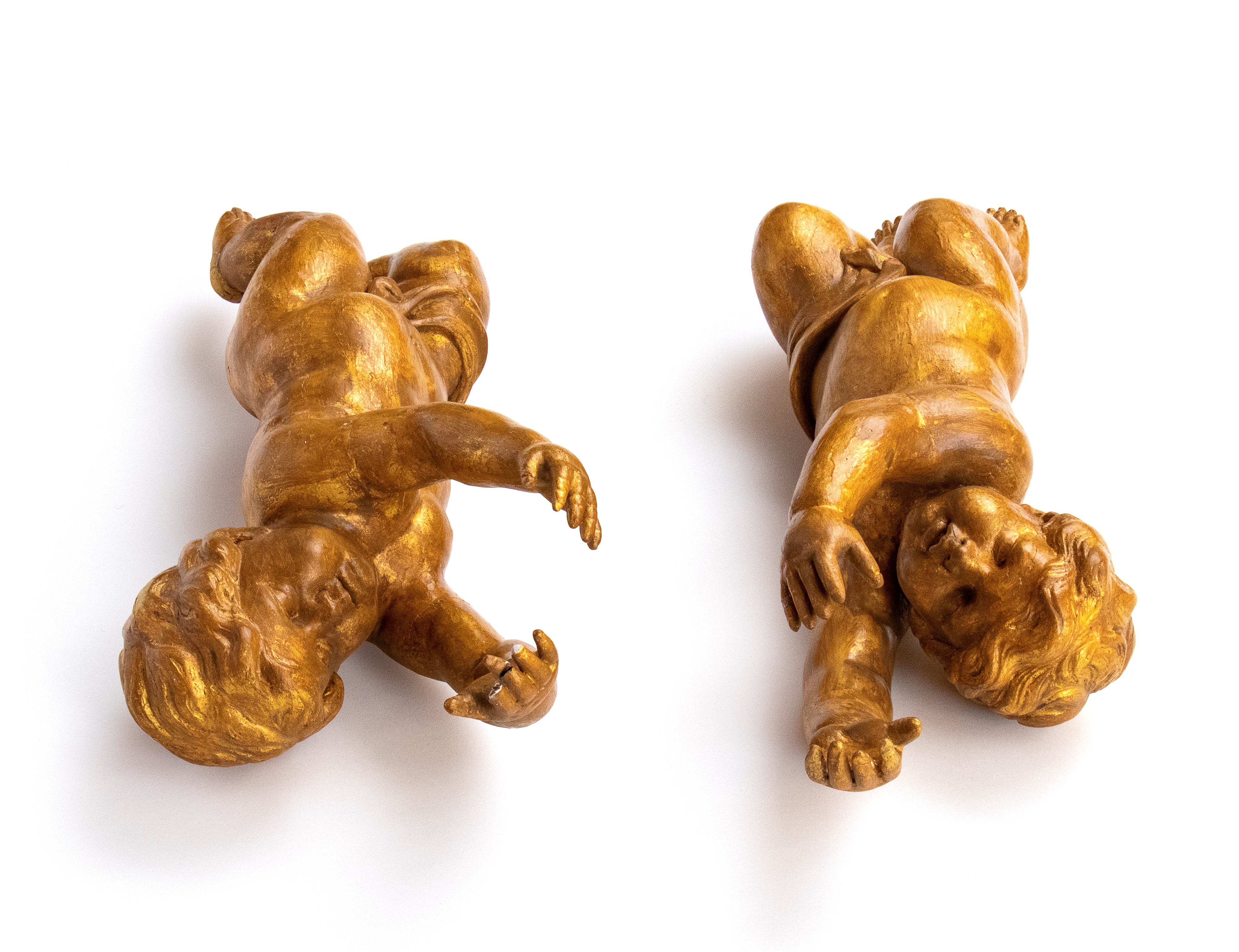 Coppia di putti dorati italiani, XVIII secolo, legno dorato