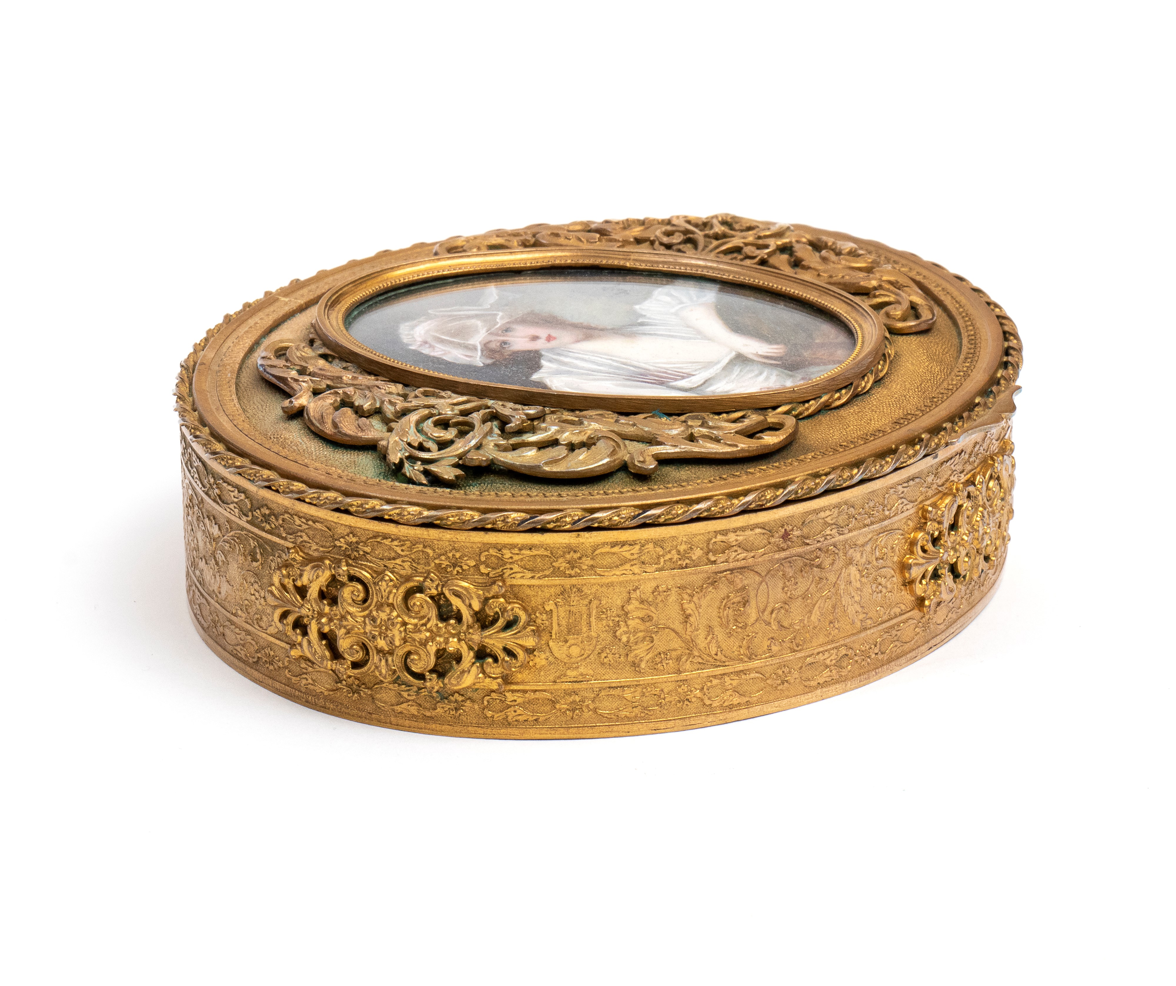 Scatola ovale con miniatura di dama, ottone dorato, Francia, XIX secolo