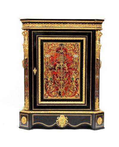 Credenza ad un anta in stile Boulle con decorazioni in bronzo dorato e applicazioni in tartaruga