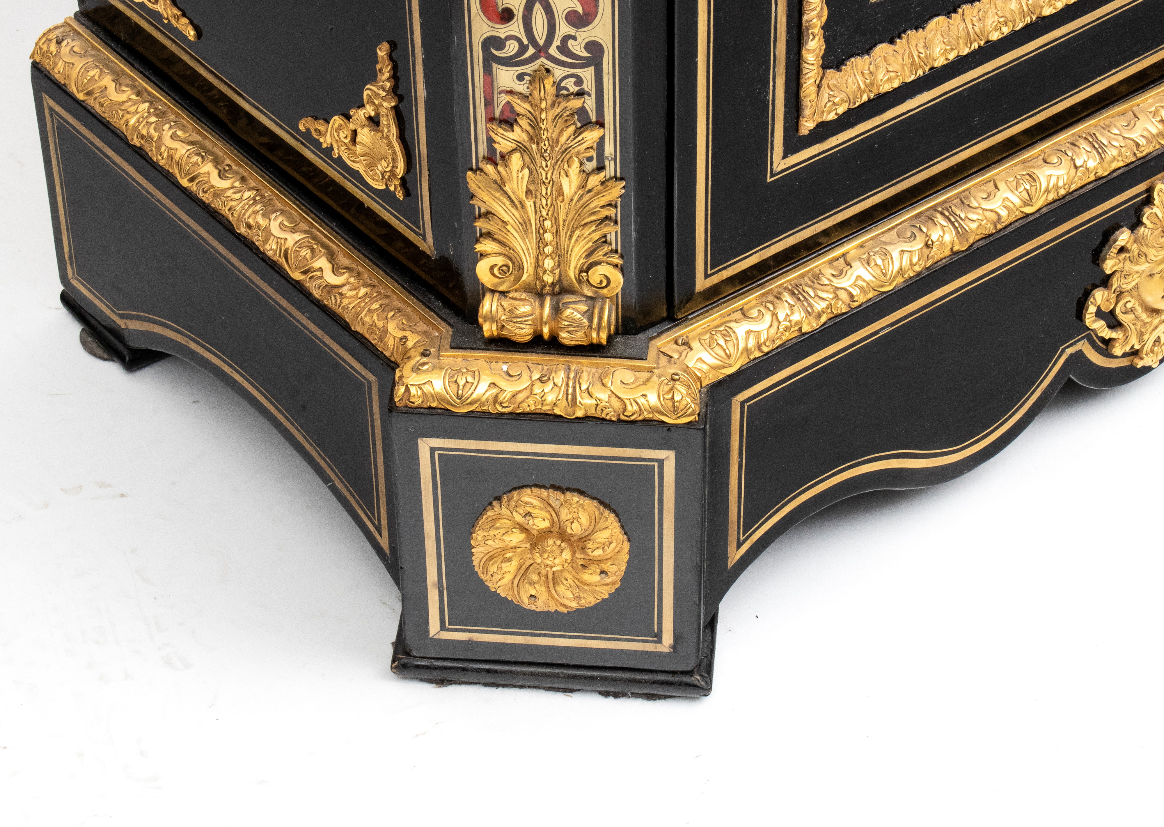Hippolyte-edmé Pretot - Credenza ad un anta in stile Boulle con decorazioni in bronzo dorato e ap...