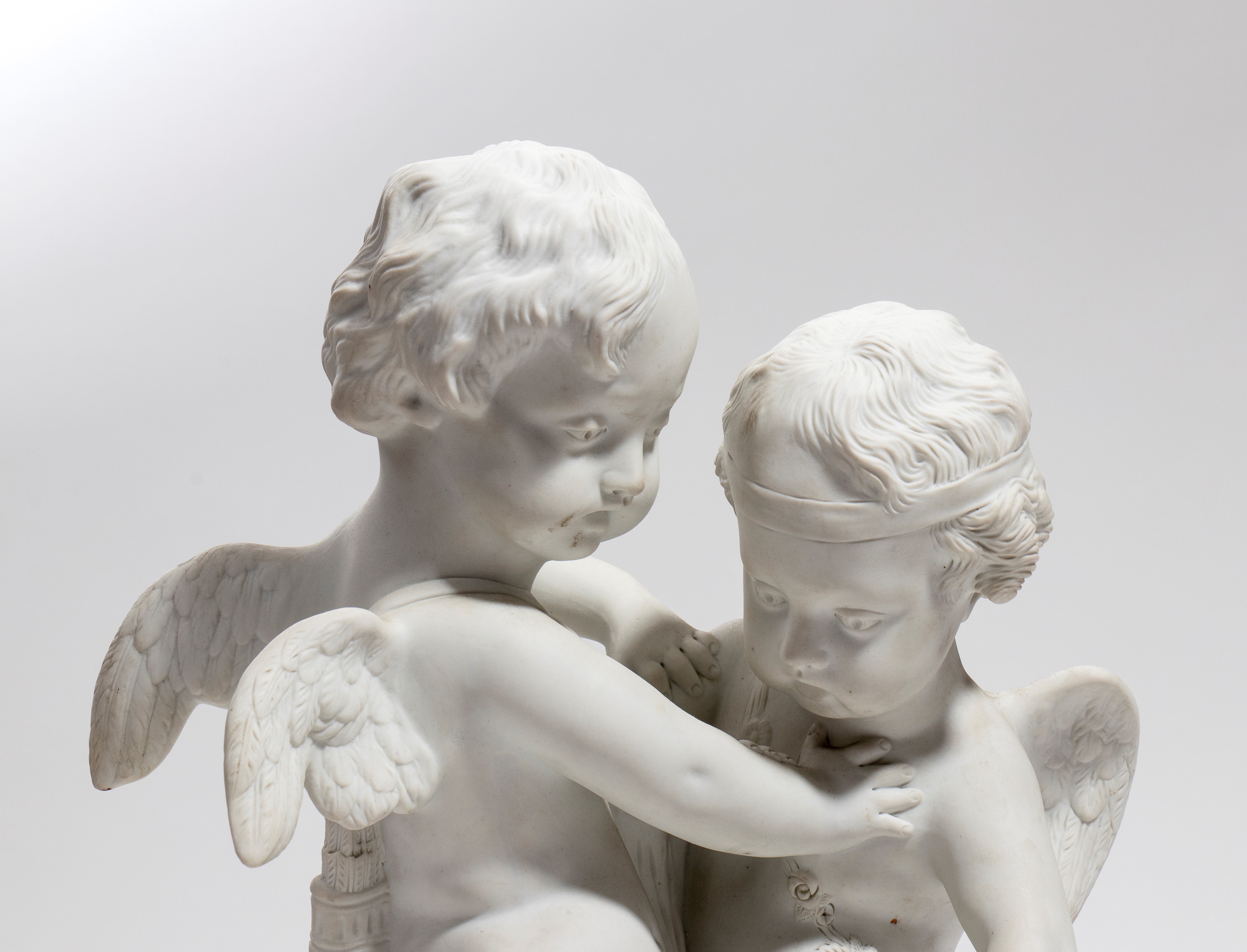 Scultura in porcellana di biscuit, Eros e Anteros, Francia, XX secolo