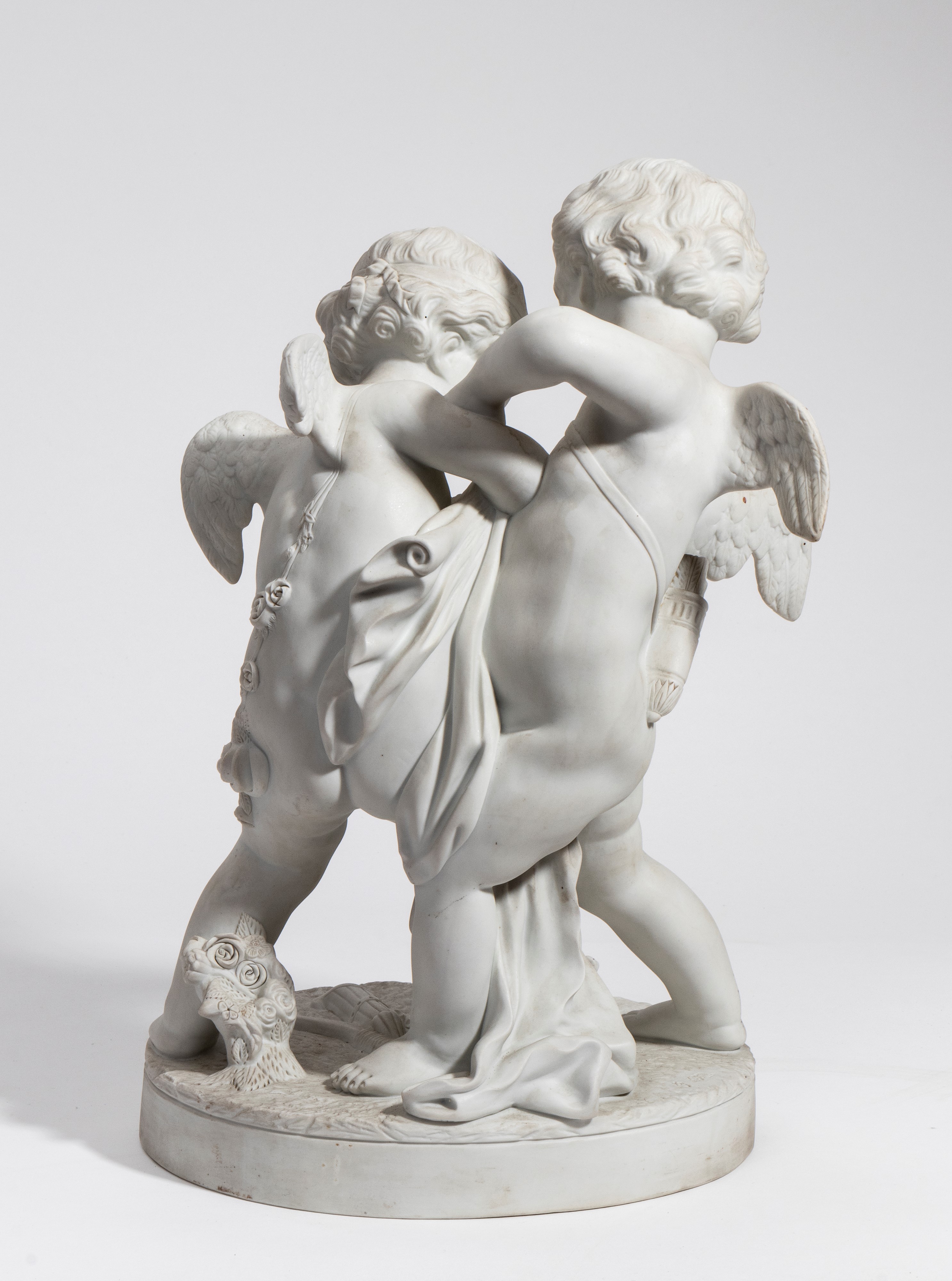 Scultura in porcellana di biscuit, Eros e Anteros, Francia, XX secolo