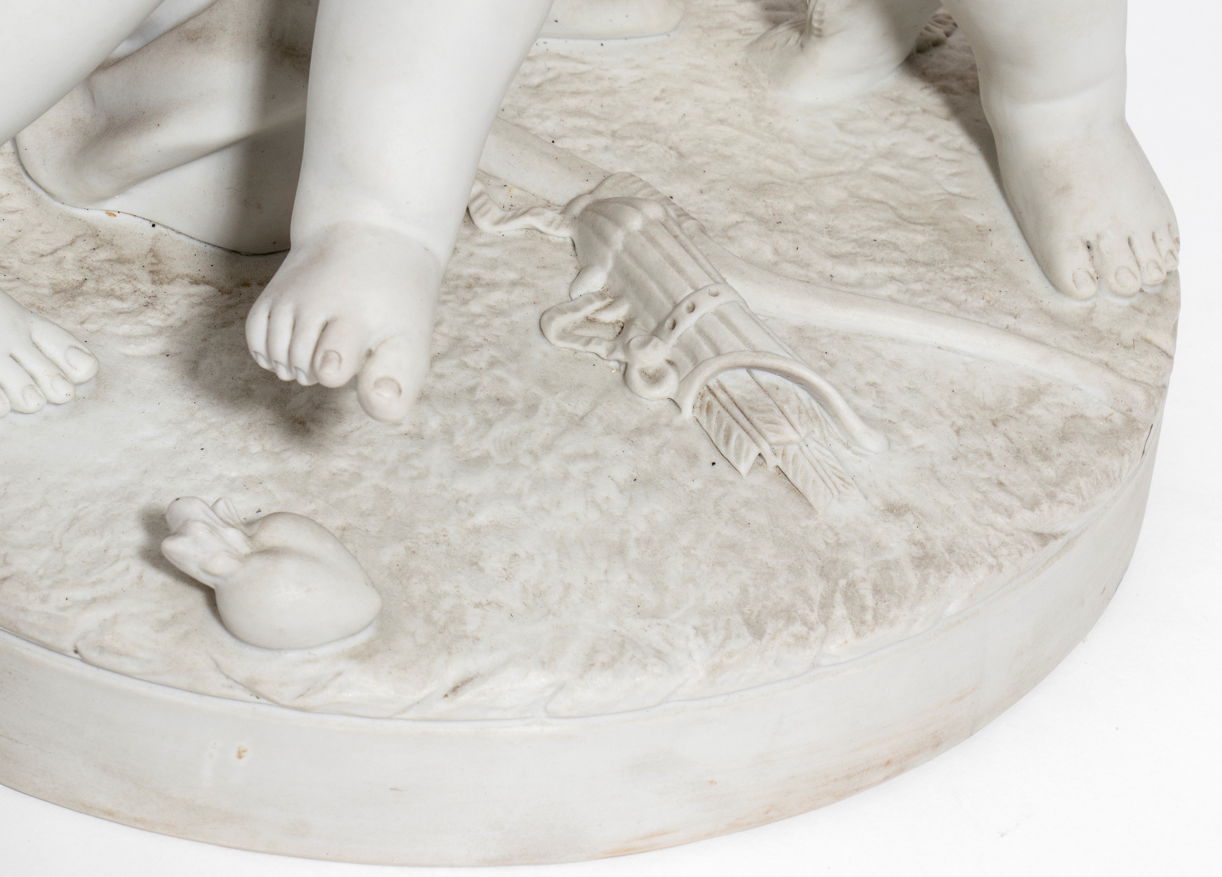 Scultura in porcellana di biscuit, Eros e Anteros, Francia, XX secolo