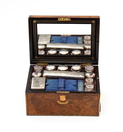 Necessaire da viaggio, Inghilterra, XIX secolo, radica di noce con finiture in ottone