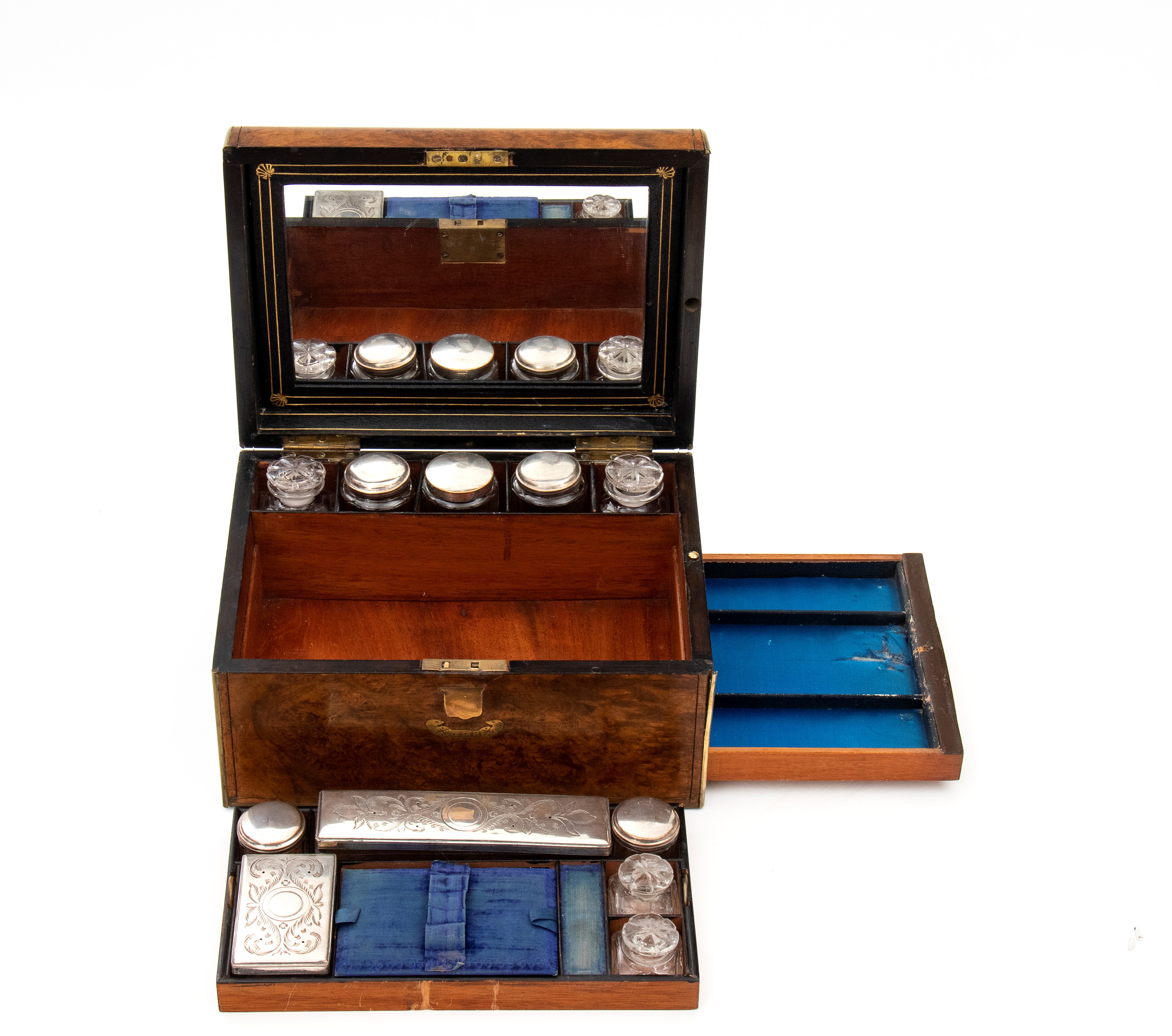 Necessaire da viaggio, Inghilterra, XIX secolo, radica di noce con finiture in ottone