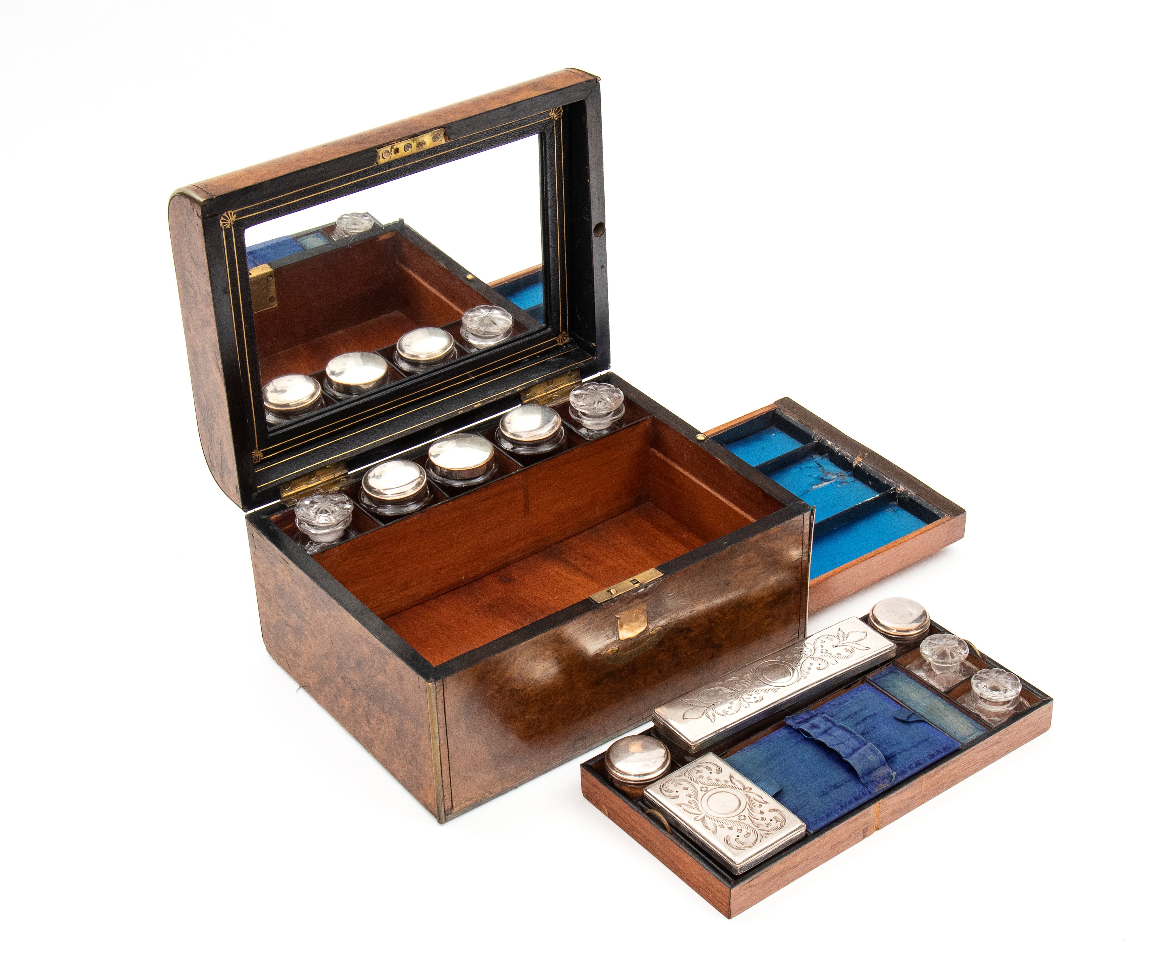 Necessaire da viaggio, Inghilterra, XIX secolo, radica di noce con finiture in ottone