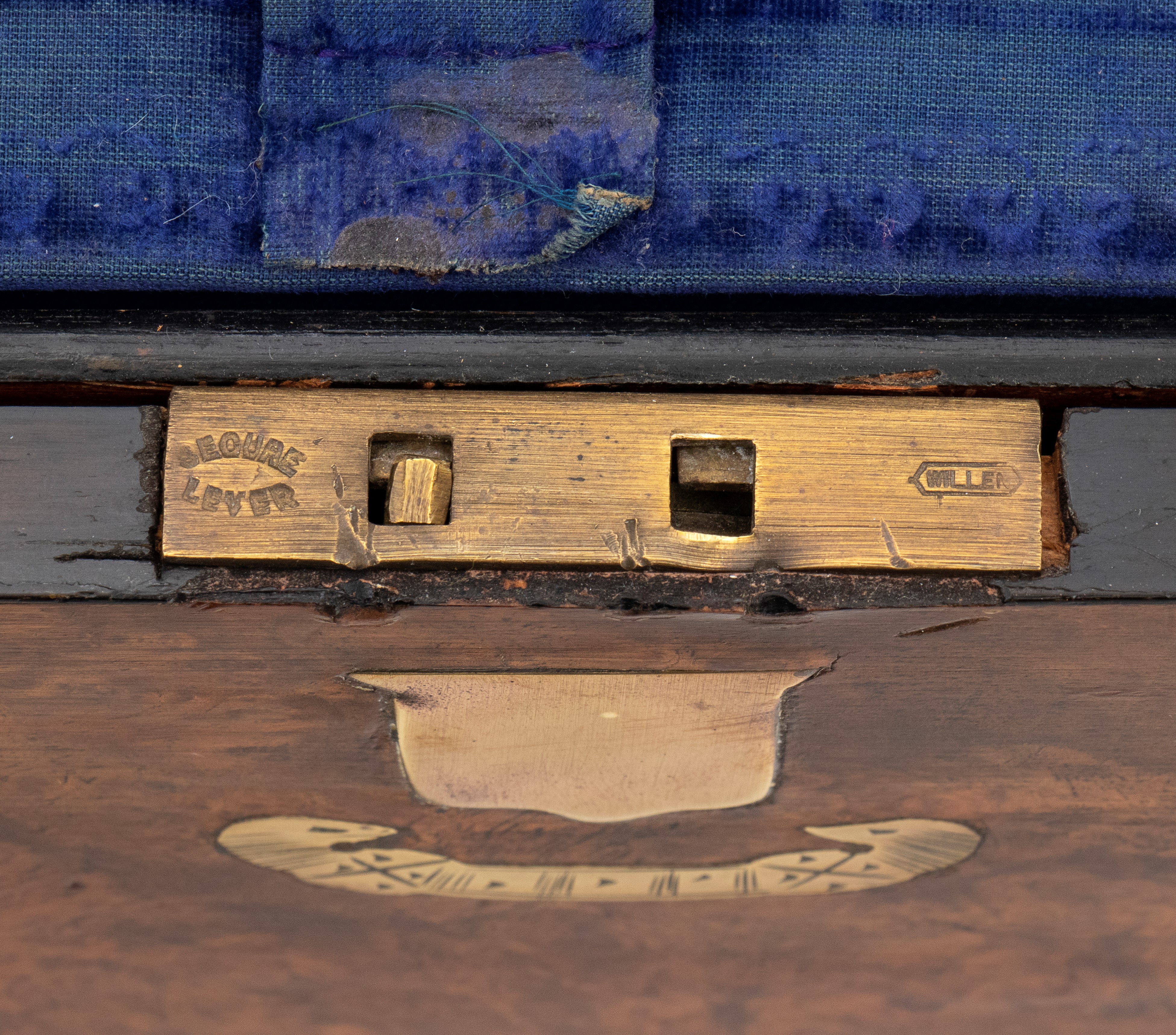 Necessaire da viaggio, Inghilterra, XIX secolo, radica di noce con finiture in ottone