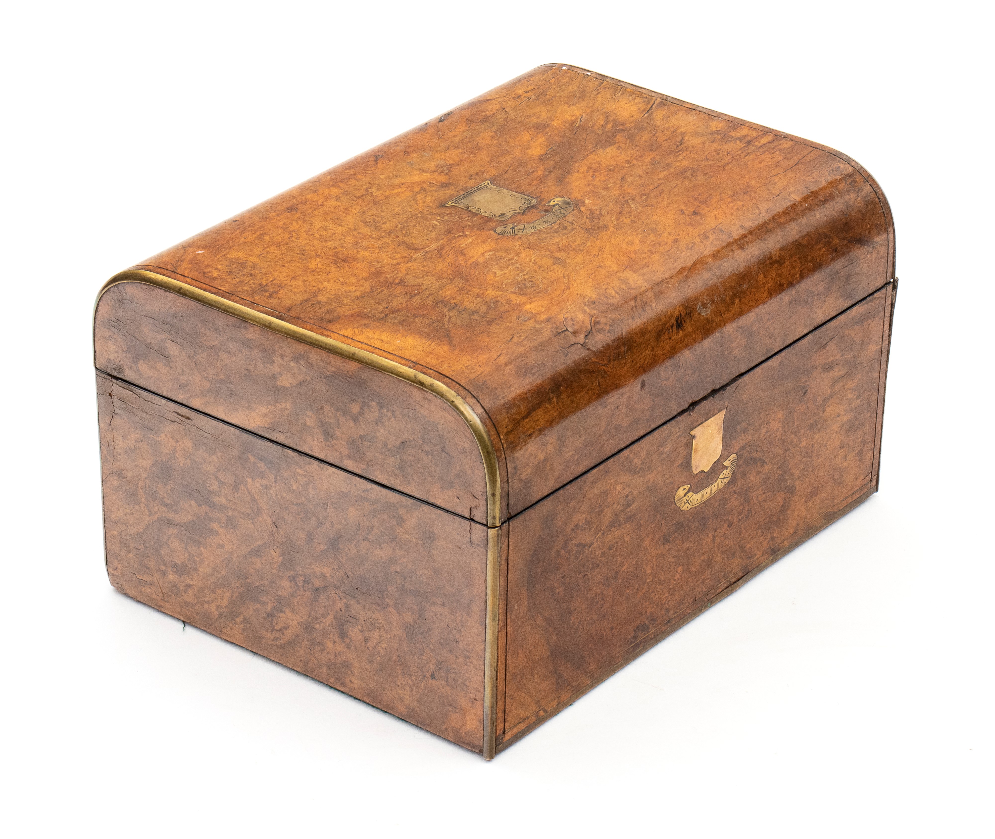 Necessaire da viaggio, Inghilterra, XIX secolo, radica di noce con finiture in ottone