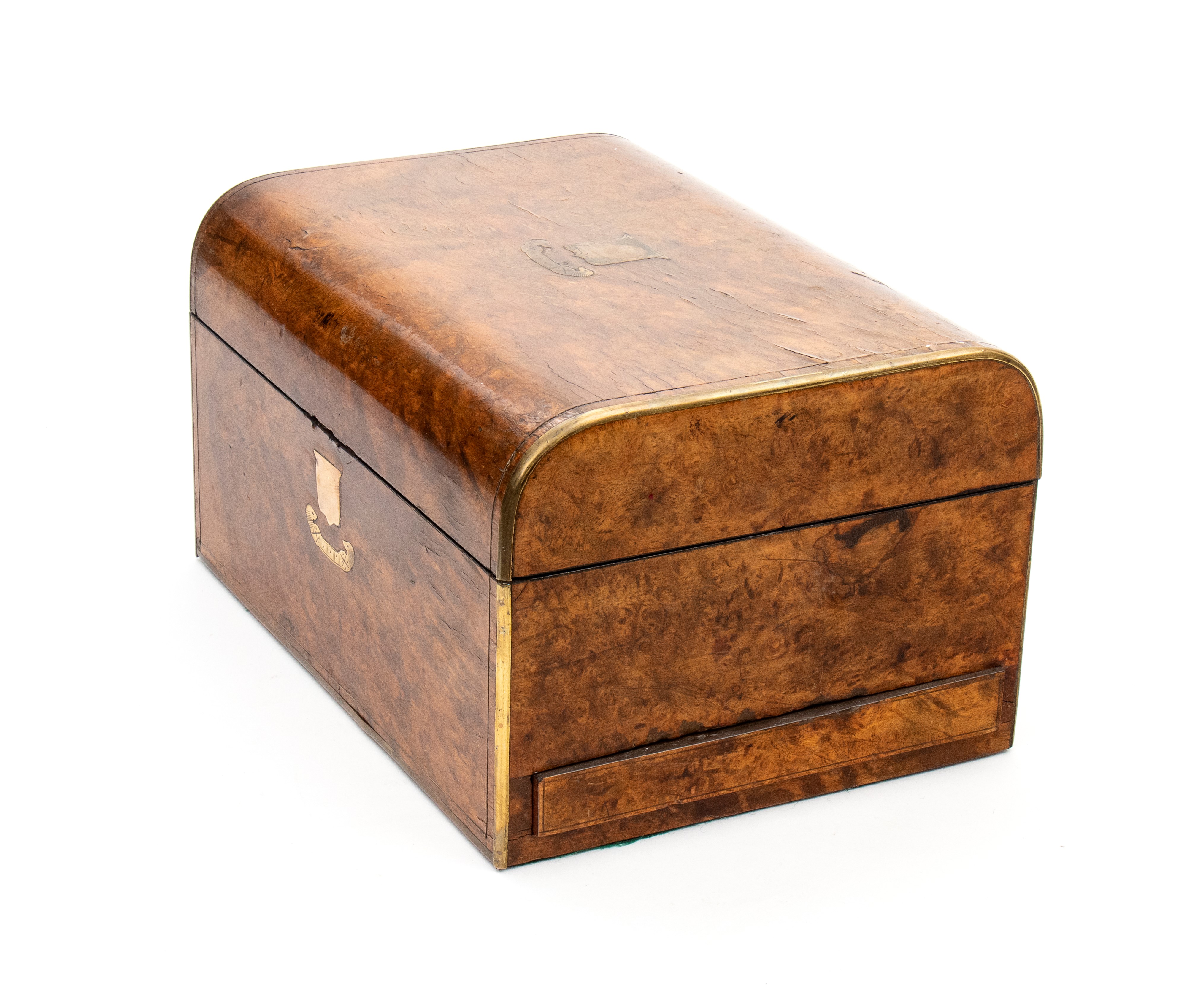 Necessaire da viaggio, Inghilterra, XIX secolo, radica di noce con finiture in ottone