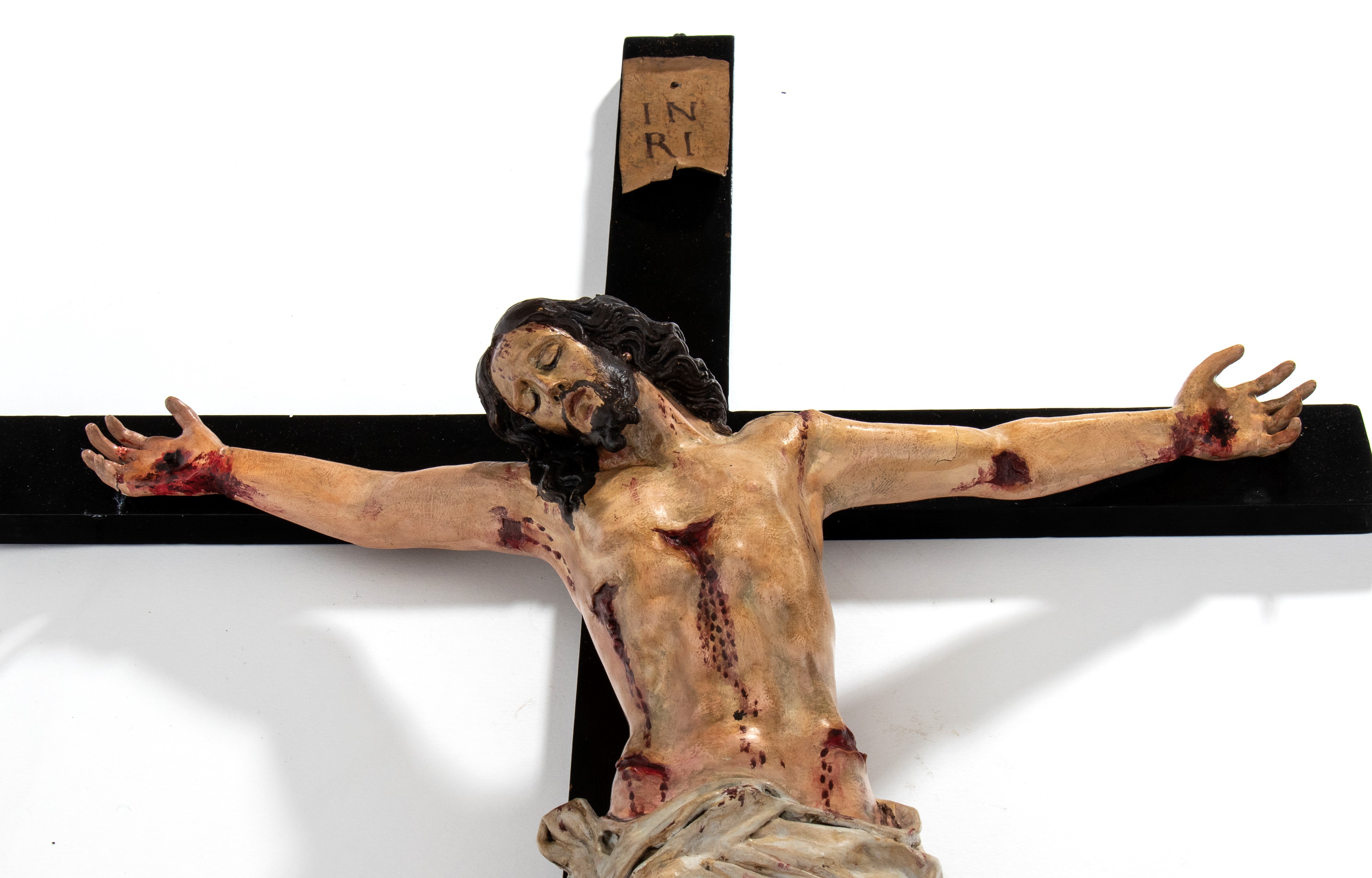 Cristo crocifisso, cartapesta dipinta su croce in legno, Italia centrale XVIII secolo