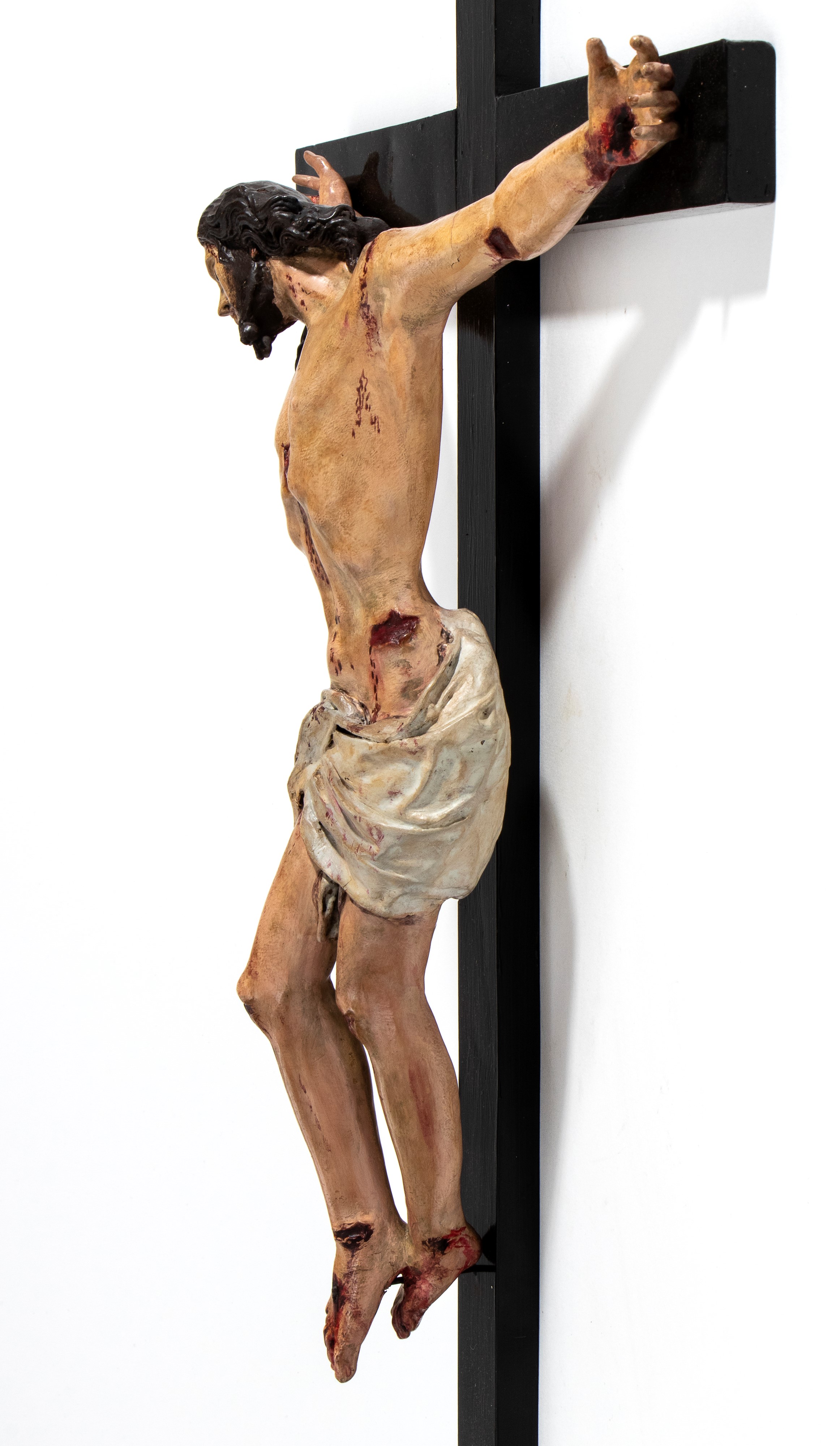 Cristo crocifisso, cartapesta dipinta su croce in legno, Italia centrale XVIII secolo