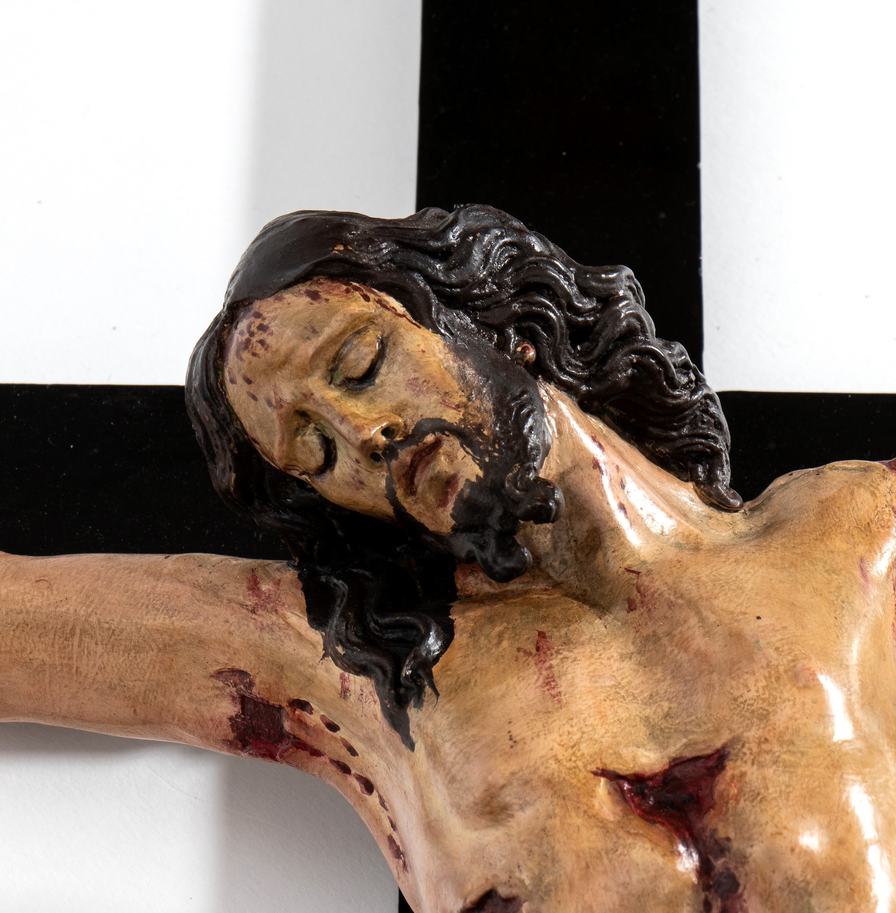 Cristo crocifisso, cartapesta dipinta su croce in legno, Italia centrale XVIII secolo
