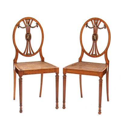 Coppia di sedie dipinte in stile Sheraton, legno di satinwood, XIX secolo