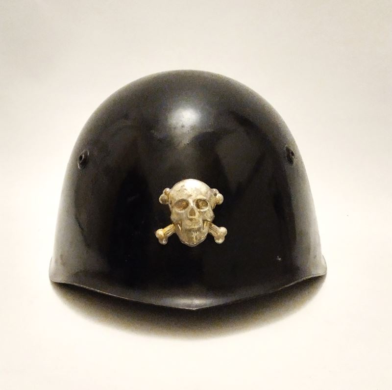 Elmetto m.33 dei Moschettieri del Duce, acciaio con teschio in argento