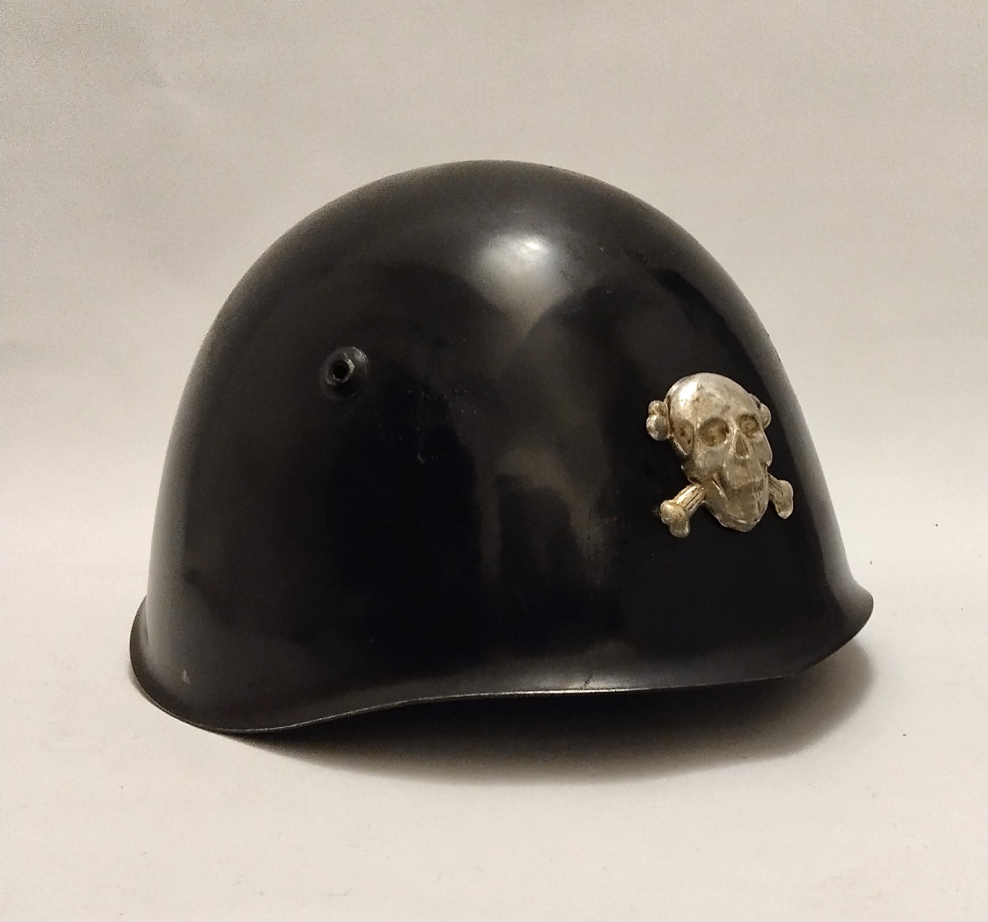 Elmetto m.33 dei Moschettieri del Duce, acciaio con teschio in argento
