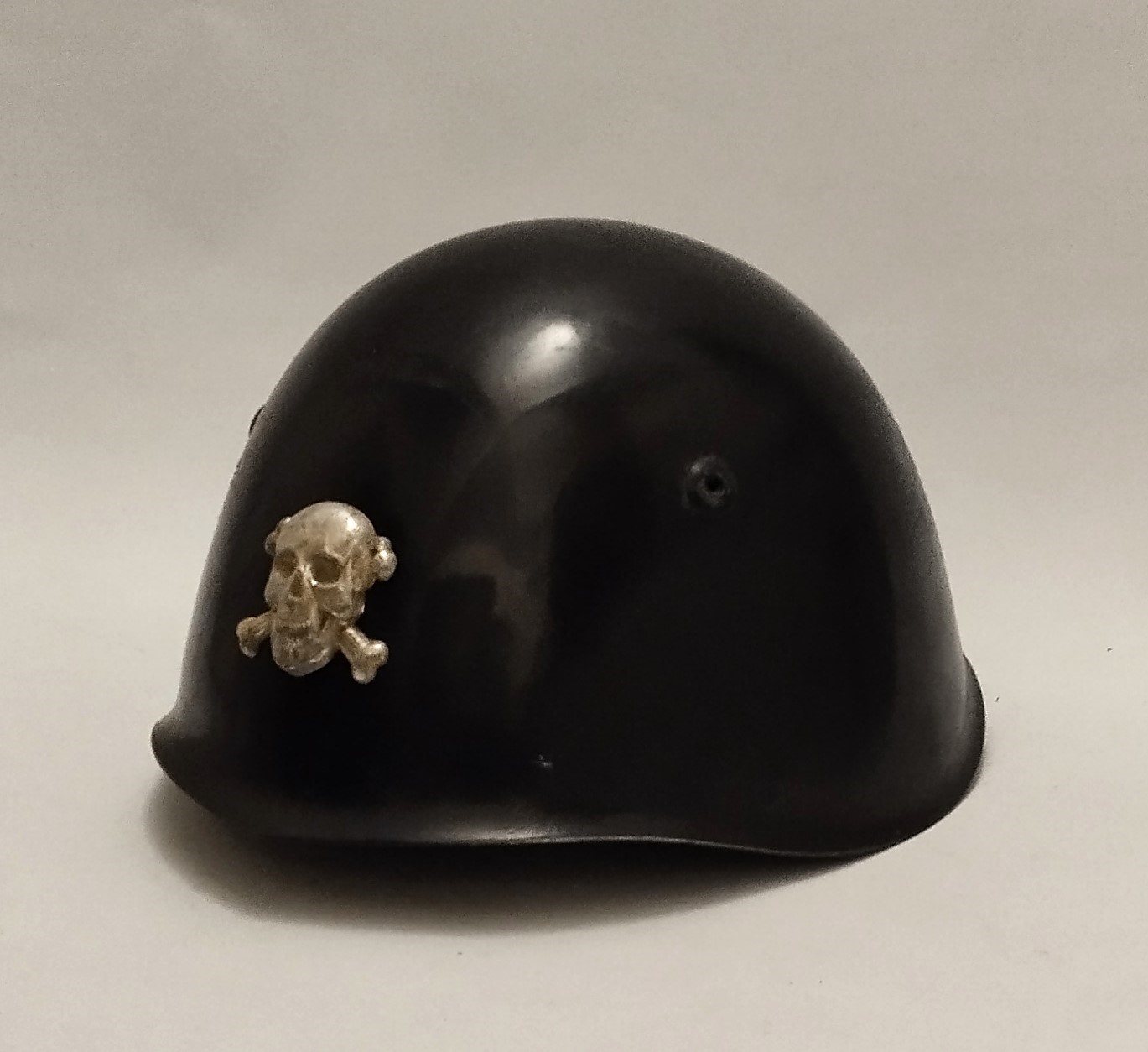 Elmetto m.33 dei Moschettieri del Duce, acciaio con teschio in argento