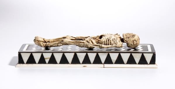 Scheletro in corno di cervo su base intarsiata