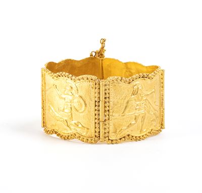 Bracciale in stile archeologico, oro (alto titolo) con quattro maglie rettangolari lavorate a sba...