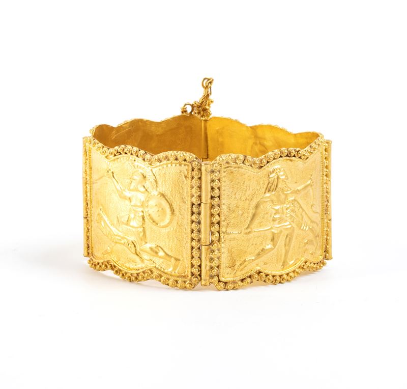 Bracciale in stile archeologico, oro (alto titolo) con quattro maglie rettangolari lavorate a sba...