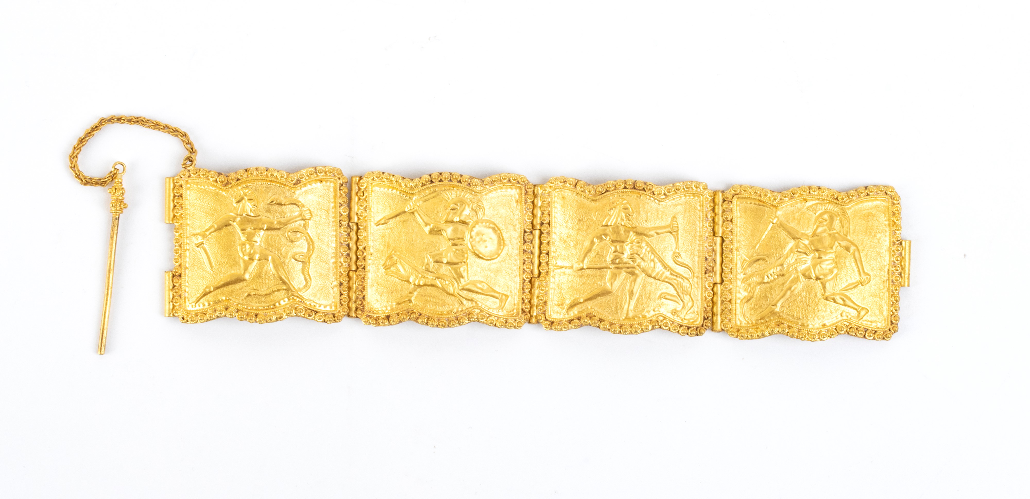 Bracciale in stile archeologico, oro (alto titolo) con quattro maglie rettangolari lavorate a sba...