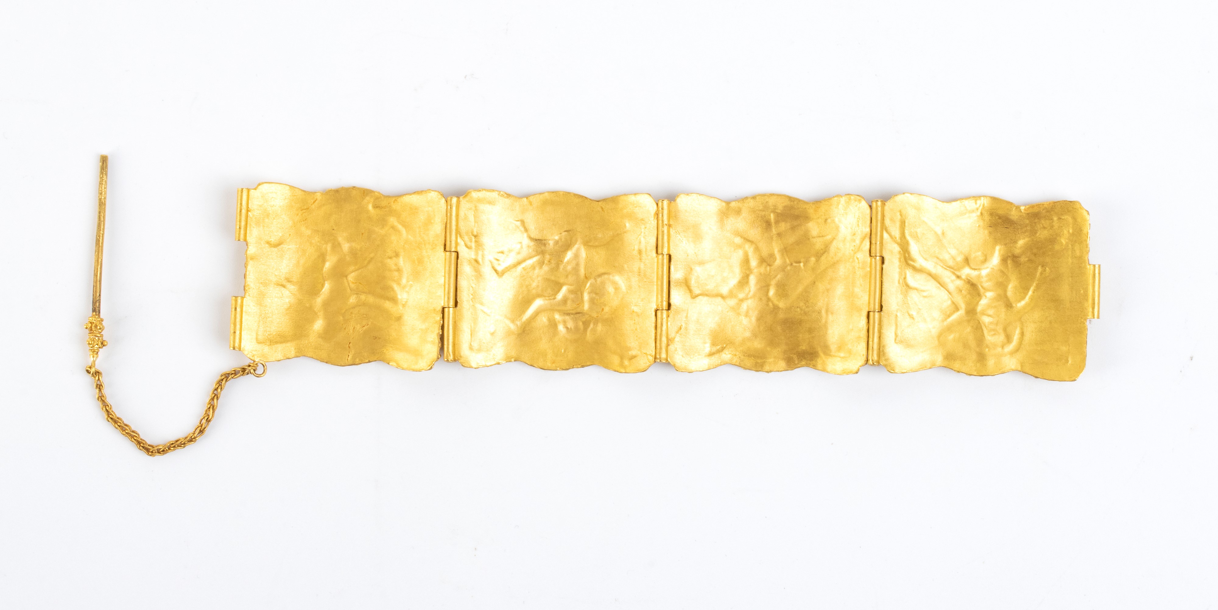 Bracciale in stile archeologico, oro (alto titolo) con quattro maglie rettangolari lavorate a sba...