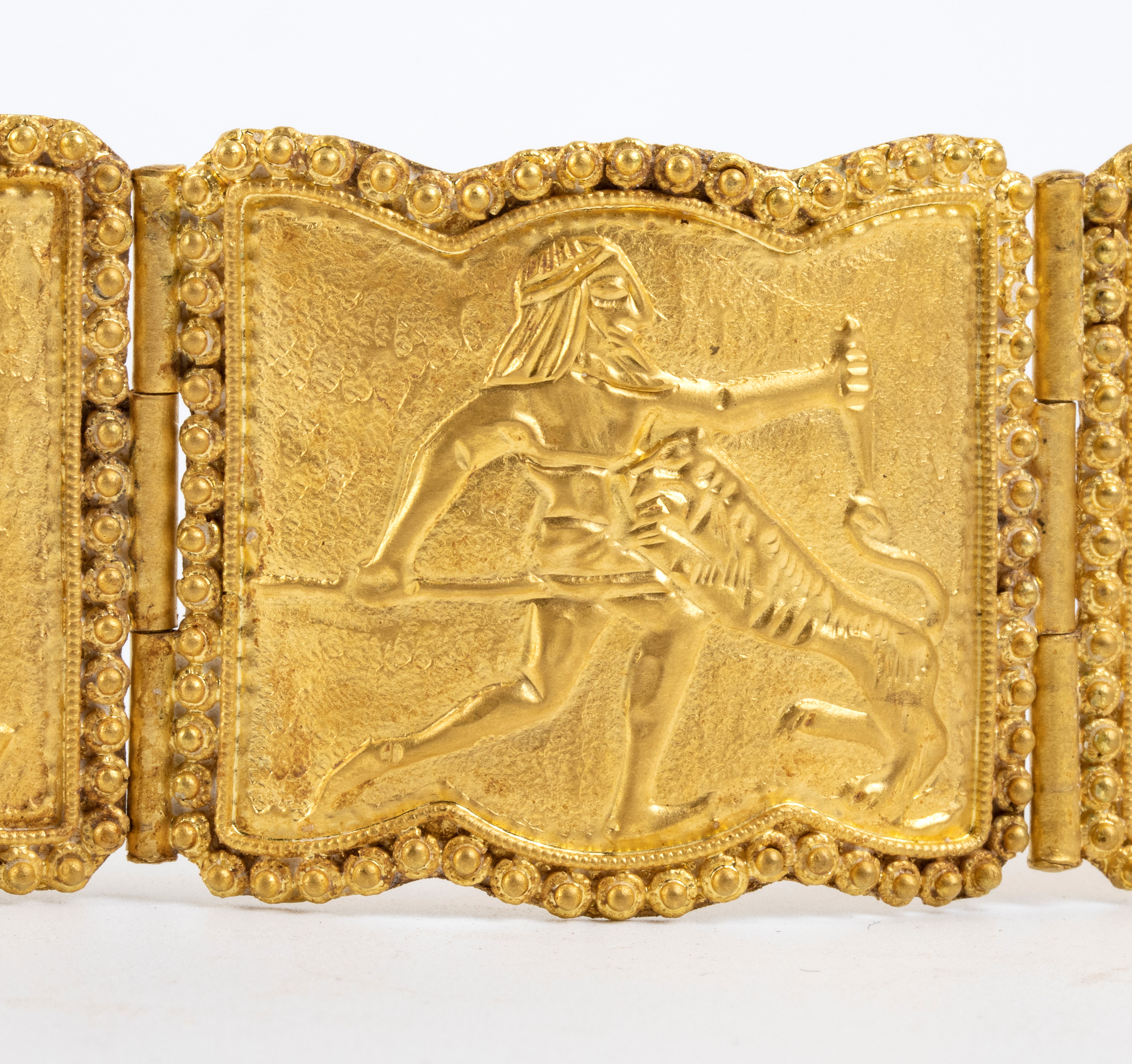 Bracciale in stile archeologico, oro (alto titolo) con quattro maglie rettangolari lavorate a sba...