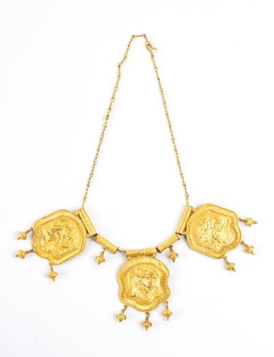 Collana in oro stile archeologico con tre medaglioni mitologici e barilotti incisi