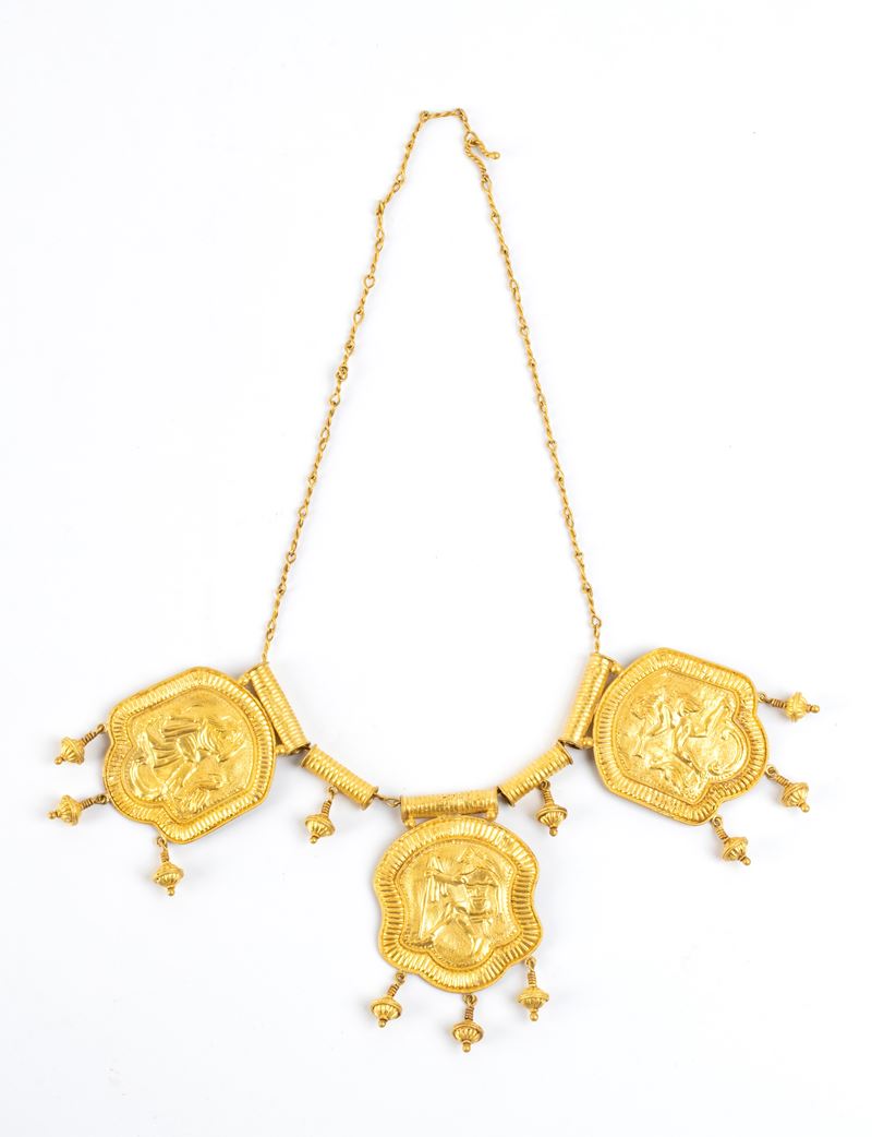 Collana in oro stile archeologico con tre medaglioni mitologici e barilotti incisi
