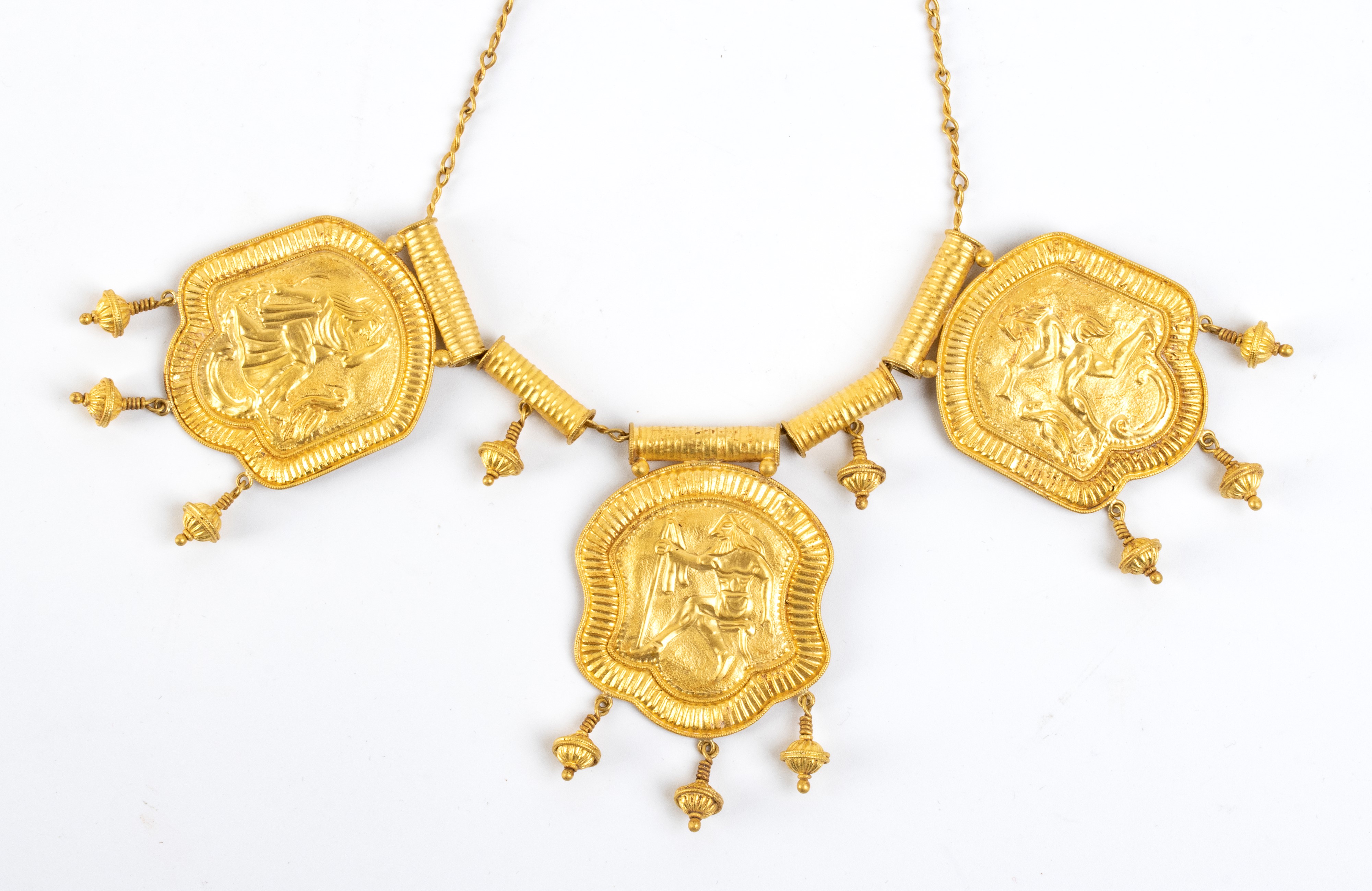 Collana in oro stile archeologico con tre medaglioni mitologici e barilotti incisi