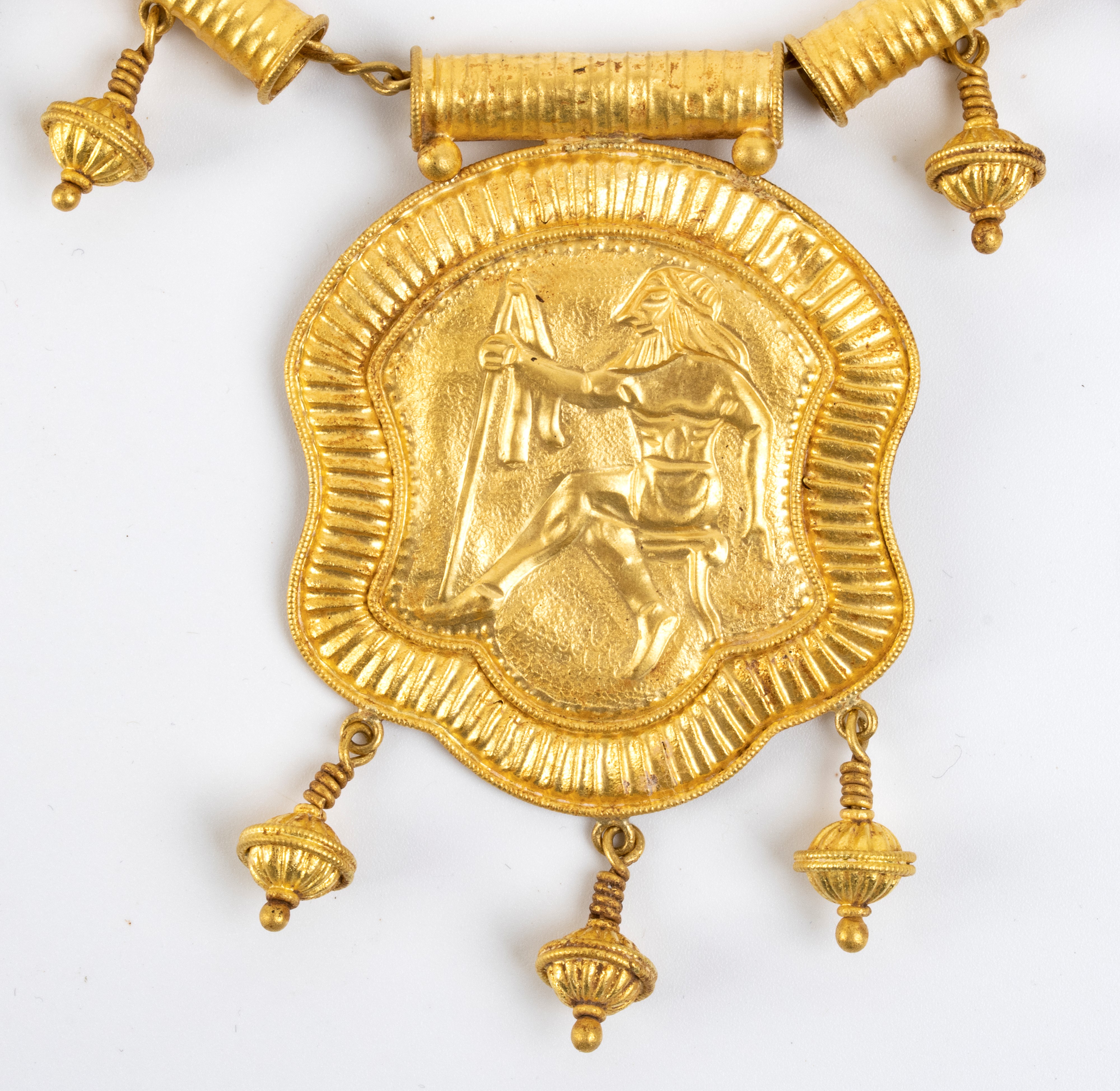Collana in oro stile archeologico con tre medaglioni mitologici e barilotti incisi