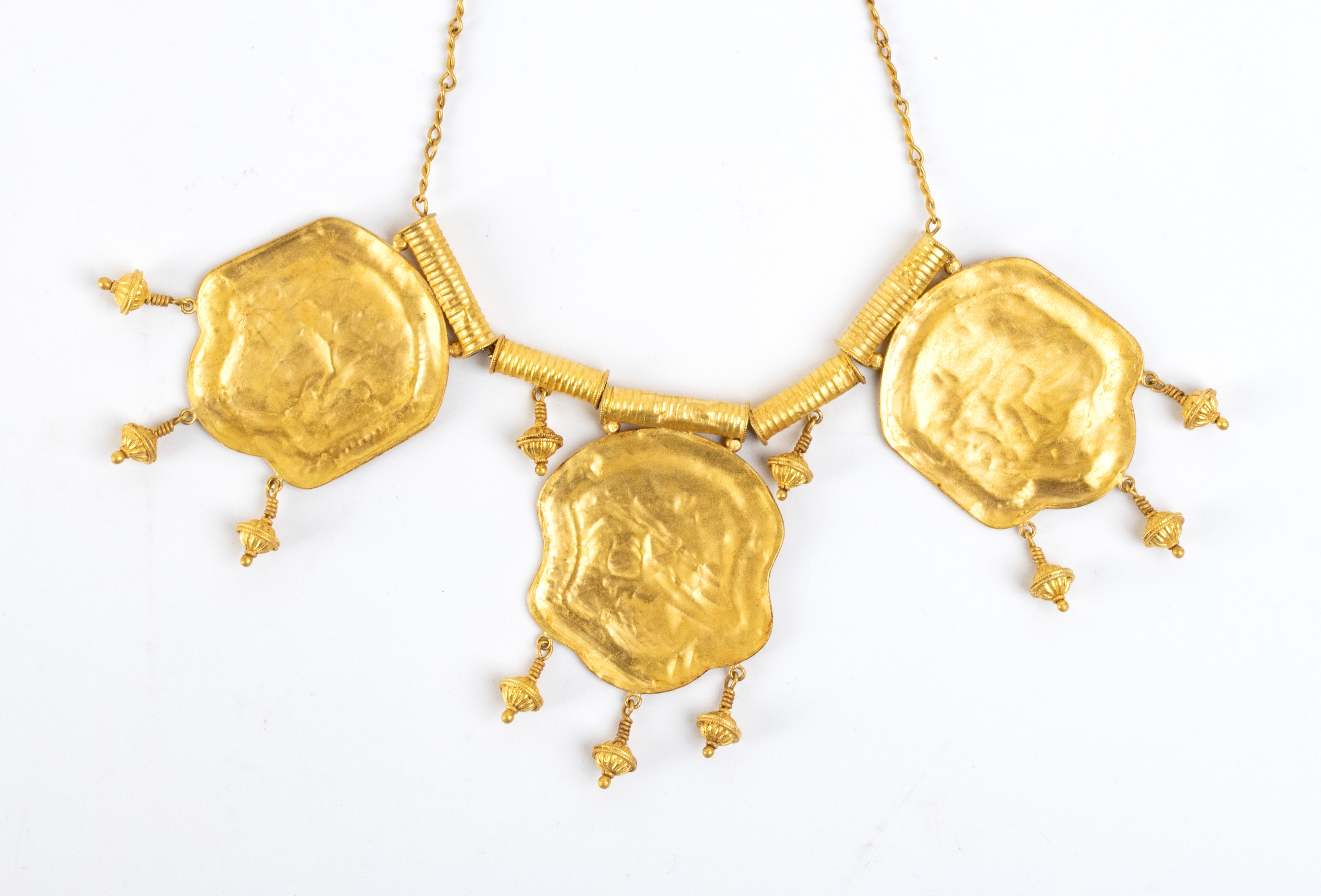 Collana in oro stile archeologico con tre medaglioni mitologici e barilotti incisi