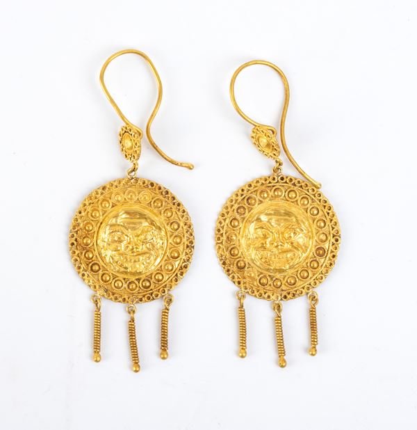 Paio di orecchini pendenti, stile archeologico in oro      