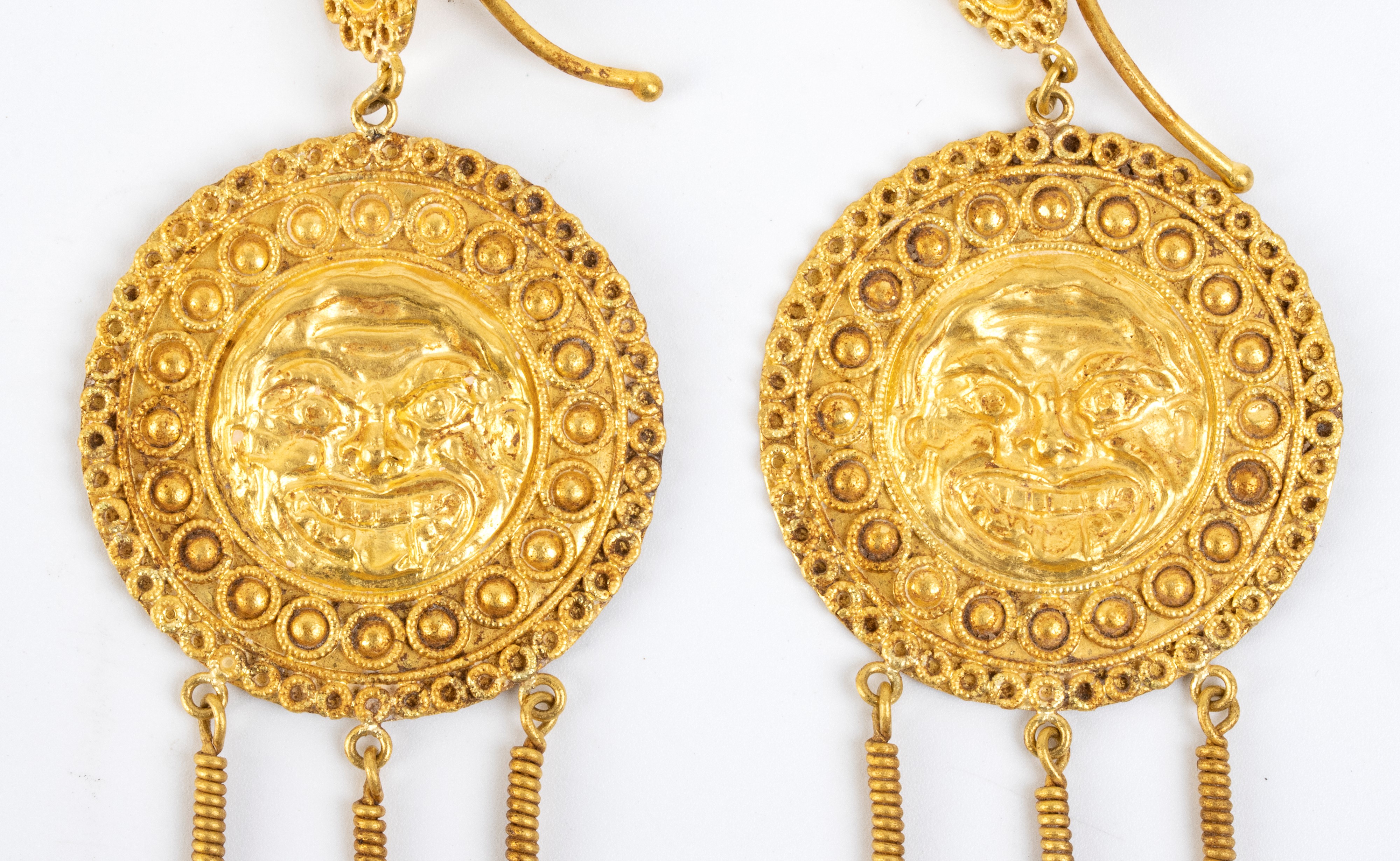 Orecchini pendenti in stile archeologico, oro giallo con lastra lavorata a sbalzo