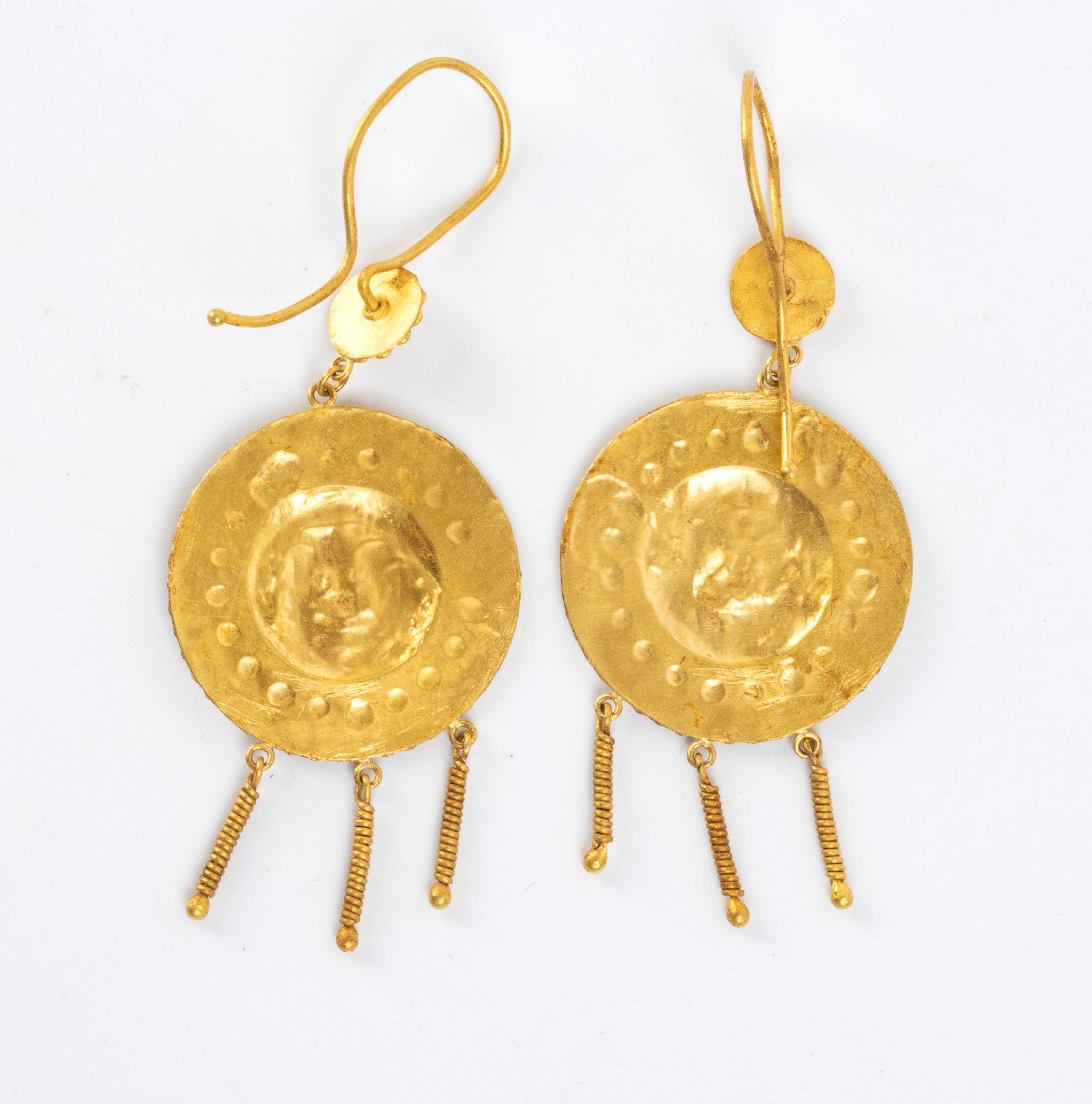 Orecchini pendenti in stile archeologico, oro giallo con lastra lavorata a sbalzo