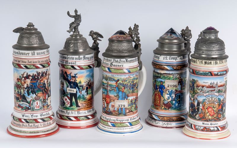 Boccale del riservista, lotto di cinque pezzi in ceramica policroma con coperchi in peltro