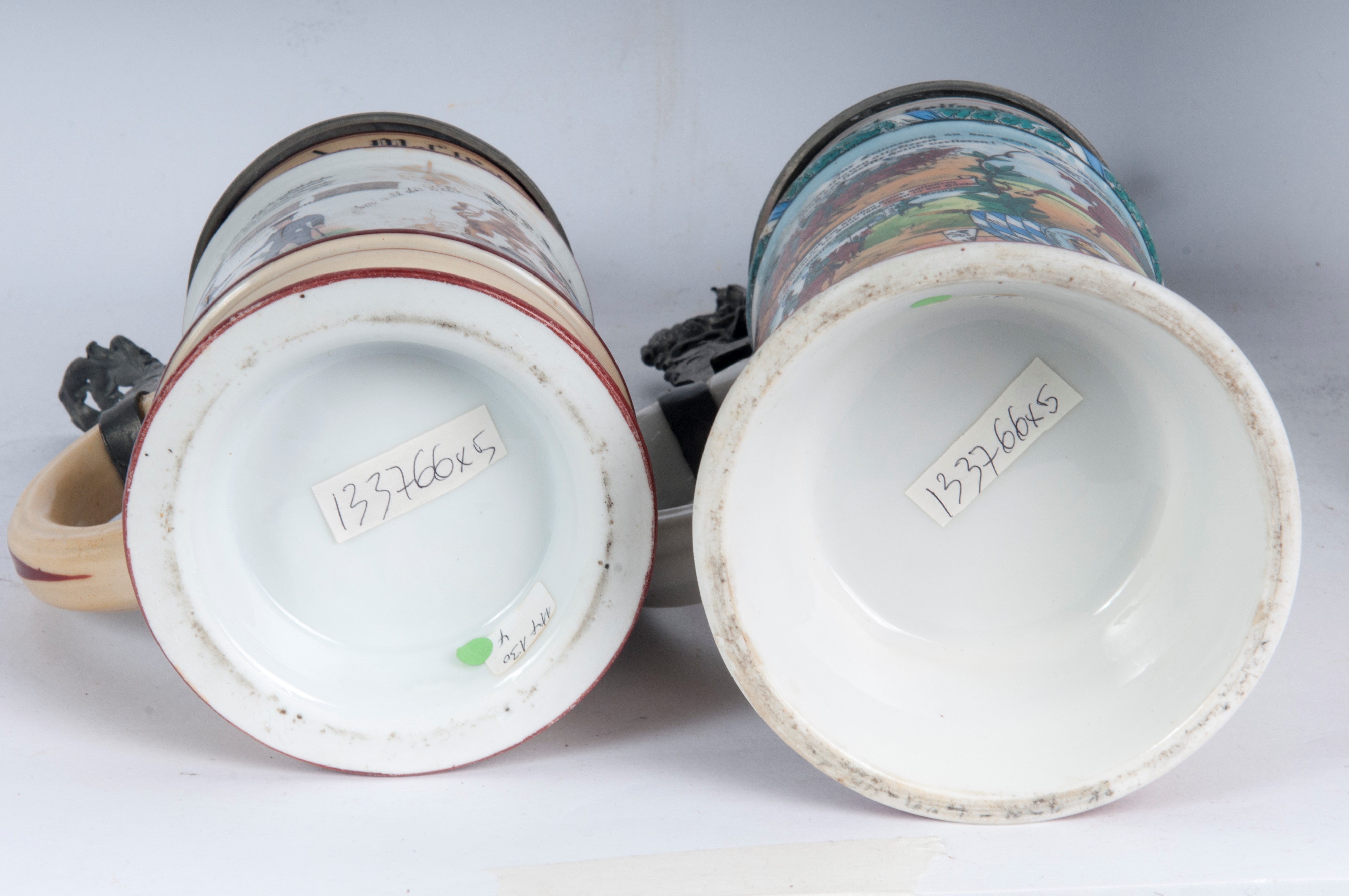 Boccale del riservista, lotto di cinque elementi in ceramica policroma con coperchio in peltro