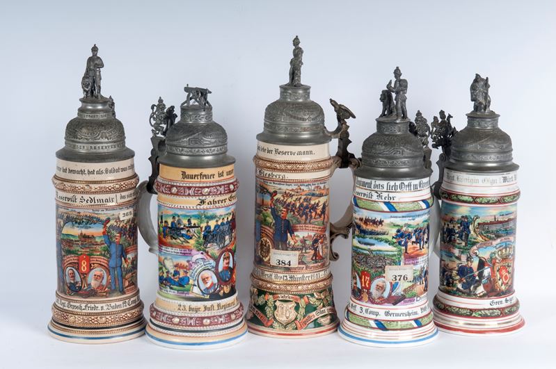 Boccale del riservista, lotto di cinque pezzi in ceramica policroma con coperchi in peltro