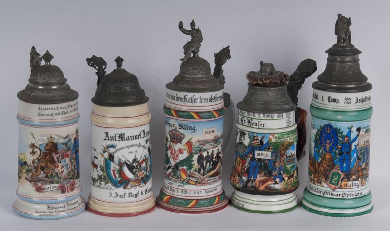 Boccale del riservista, lotto di cinque pezzi in ceramica policroma con coperchi in peltro