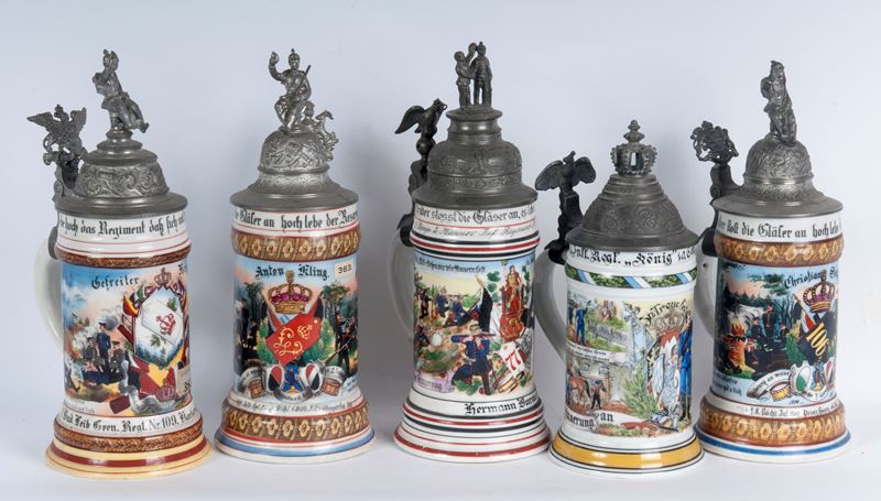 Boccale del riservista, lotto di cinque in ceramica policroma con coperchio in peltro